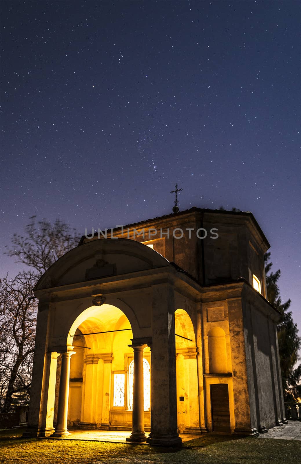 Sixth Chapel on the Sacred Way in night photography, Varese