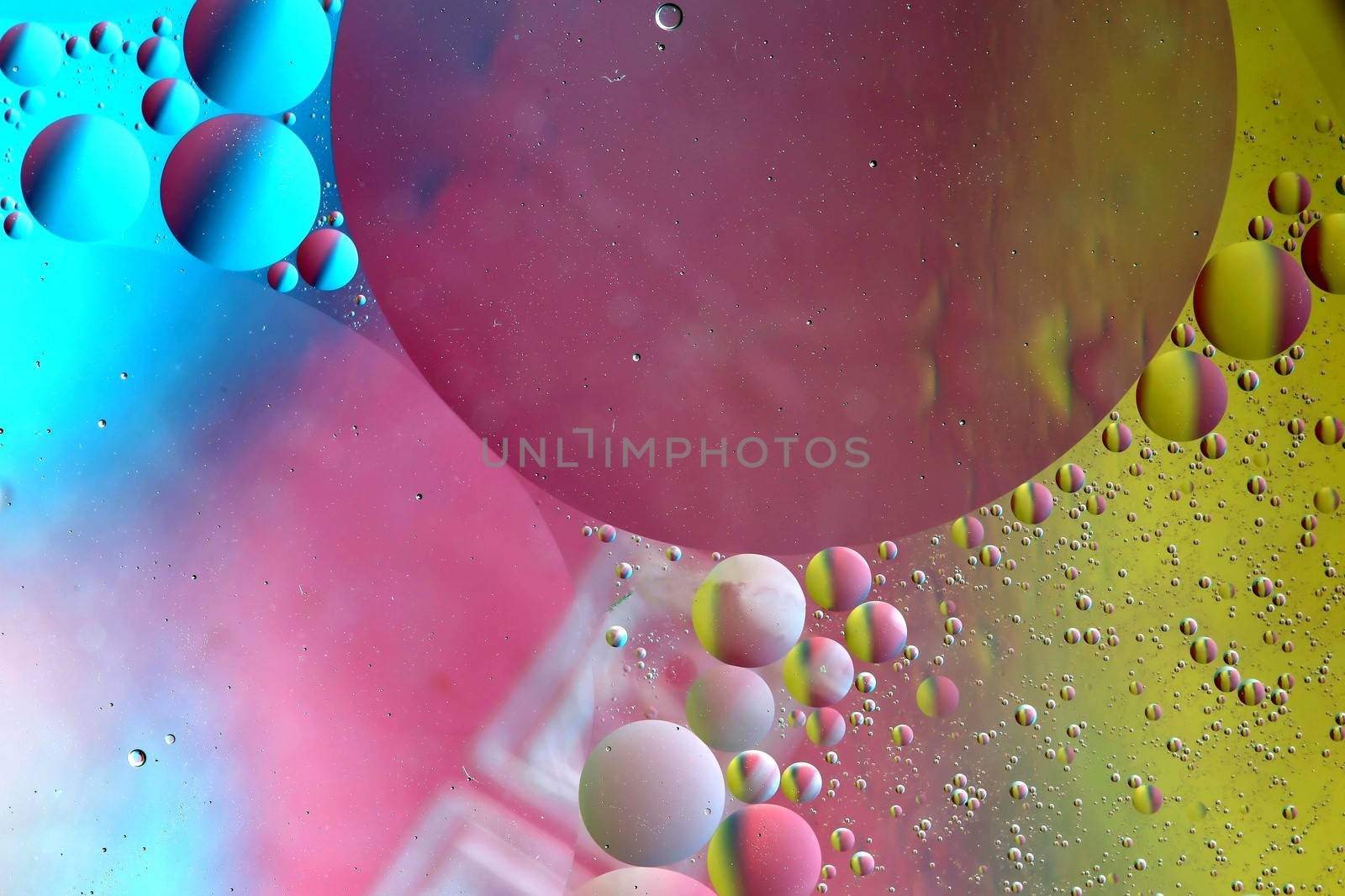 Abstract pattern of colored oil bubles on water