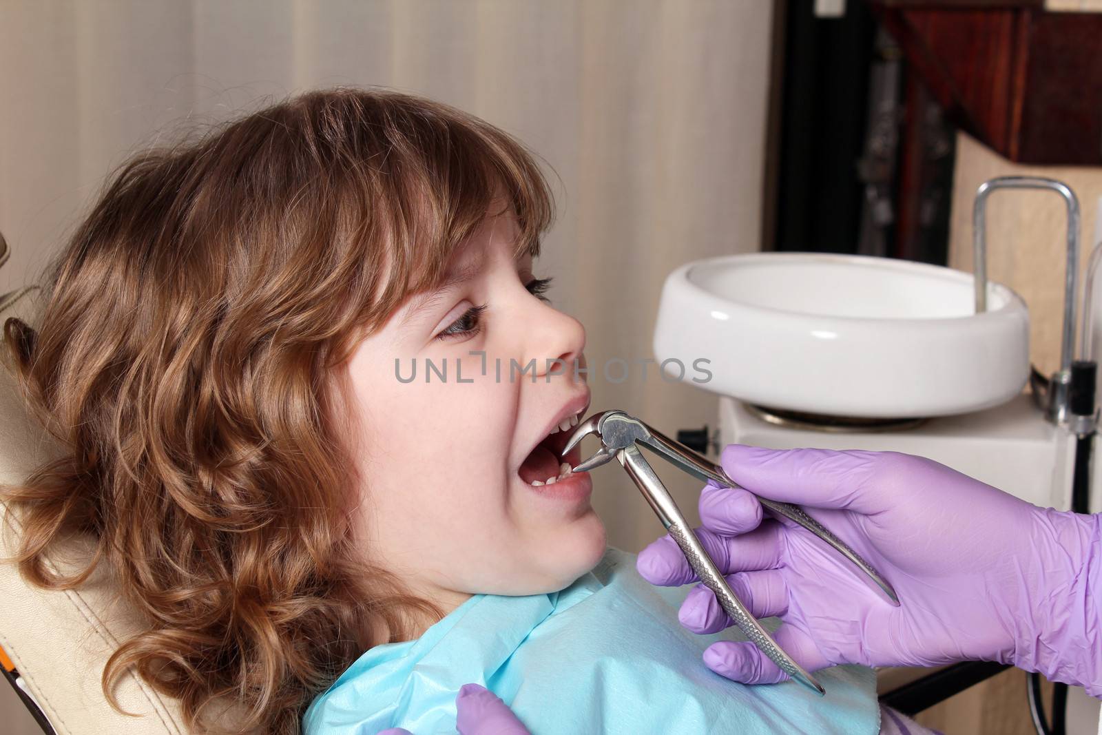 dentist extracted the tooth little girl  by goce