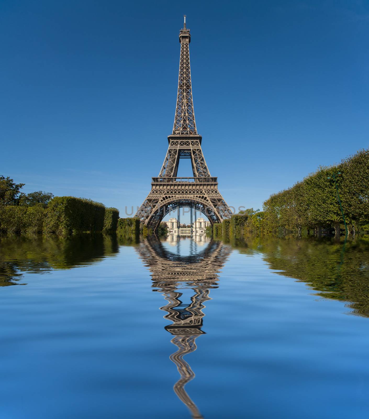 VImage of Tour Eiffel reflected in water