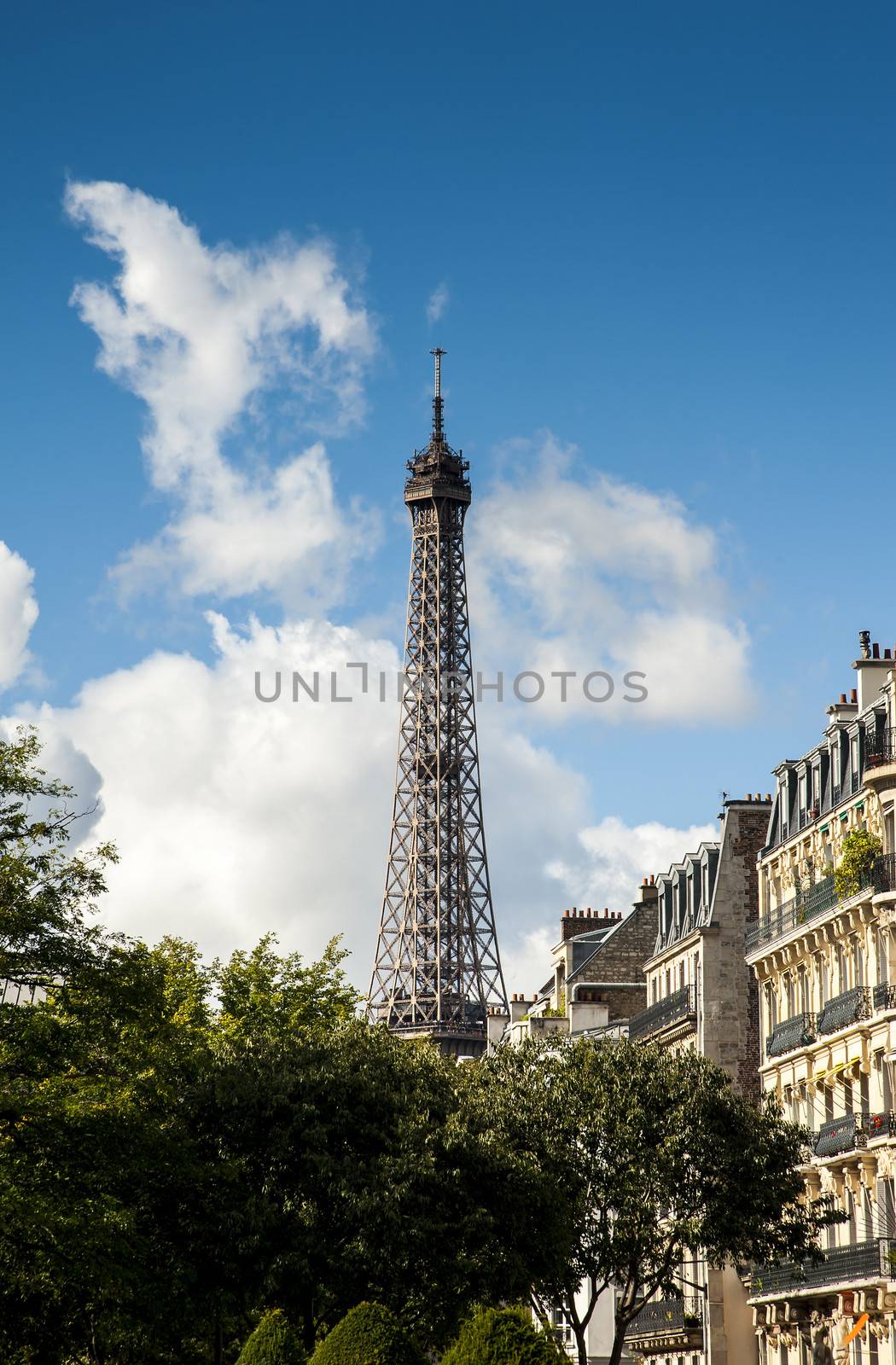 Image of the top of the Tour Eiffel in Paris