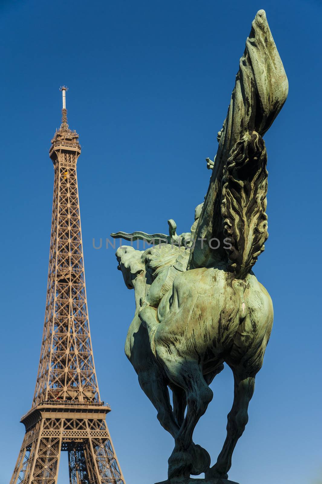 Rider in front of the Tour eiffel