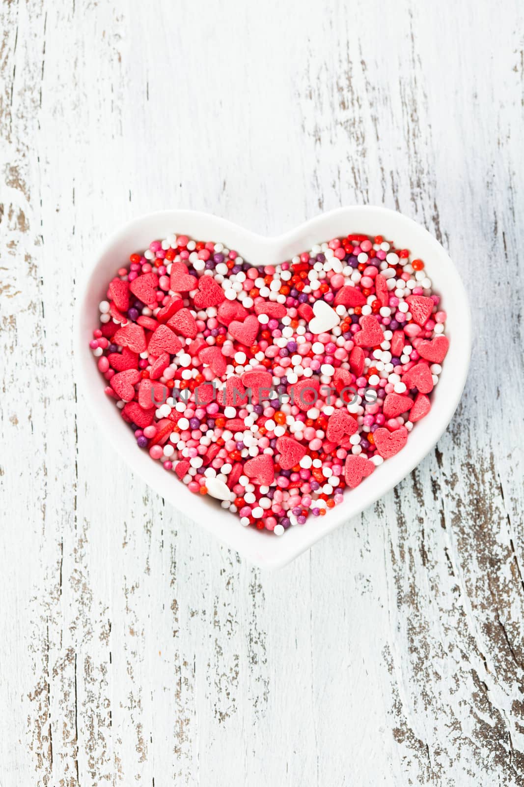 Sugar hearts in the plate - Valentine cake decorations