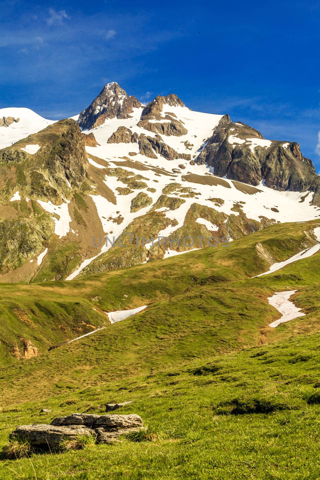 A mountain peak in the Alps by TristanBM