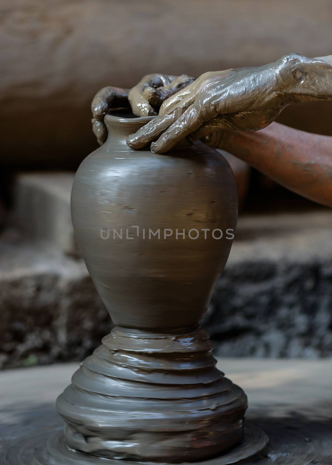 Potter at work by dutourdumonde
