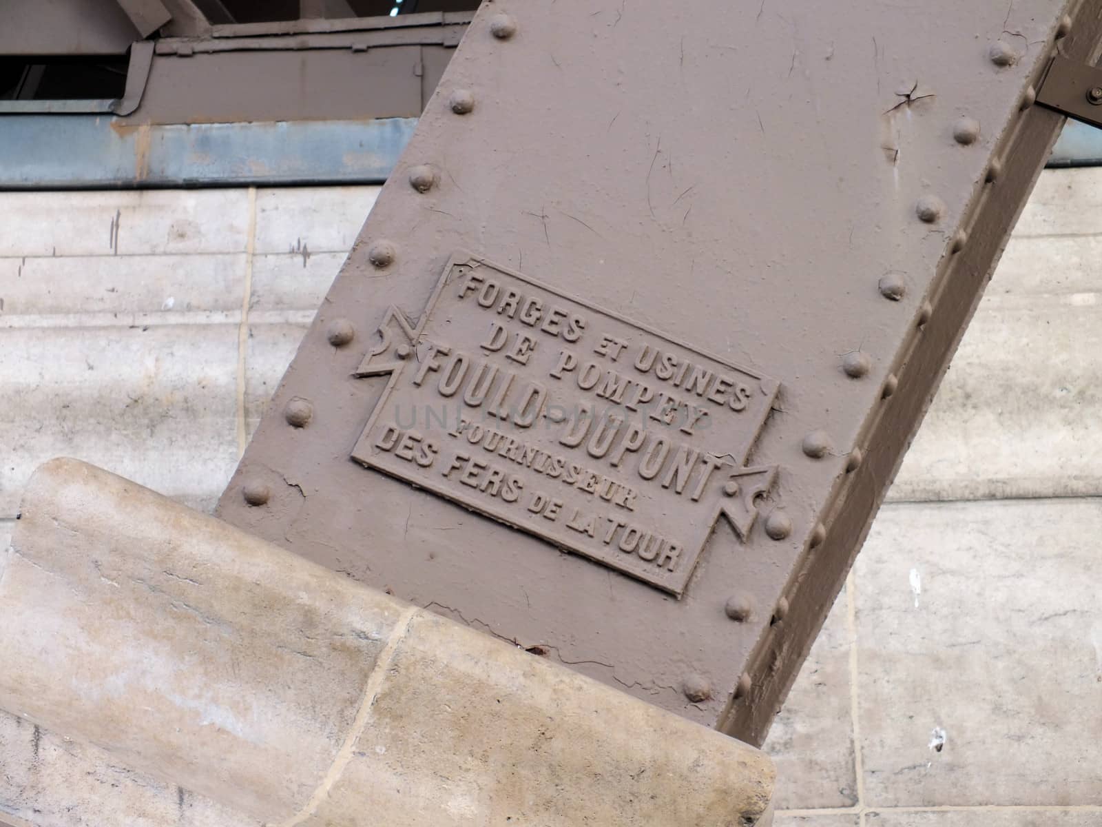 The maker's plate fixed to one of the tower legs refers to the fact that the wrought iron steel was produced at the Fould-Dupoont steelworks in Pompey, eastern France.