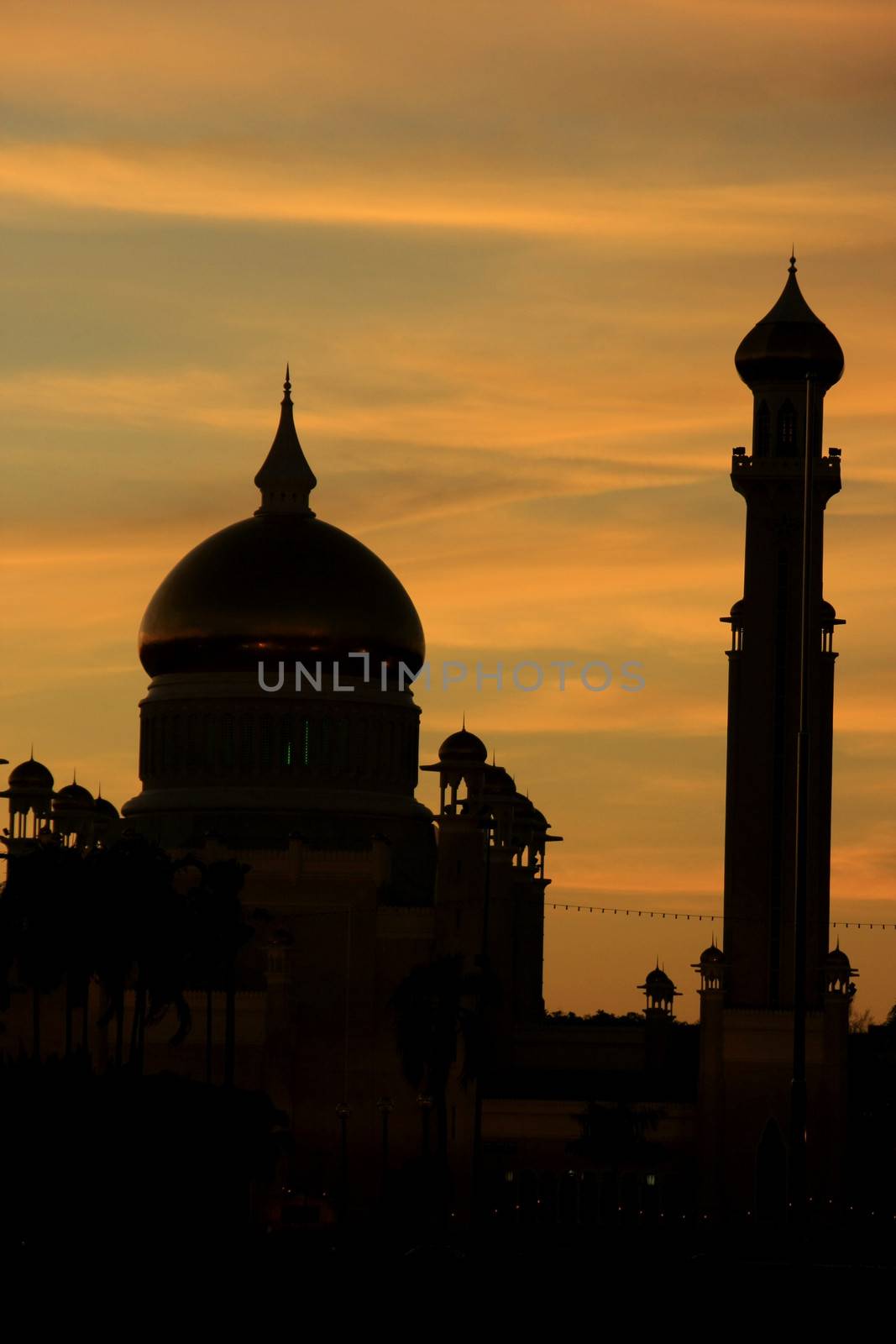 Silhouette of Sultan Omar Ali Saifudding Mosque at sunset, Banda by donya_nedomam