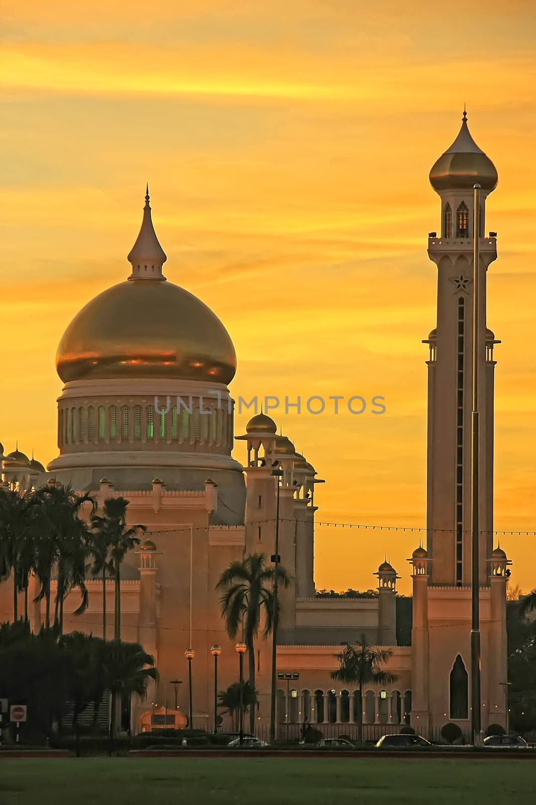 Silhouette of Sultan Omar Ali Saifudding Mosque at sunset, Banda by donya_nedomam