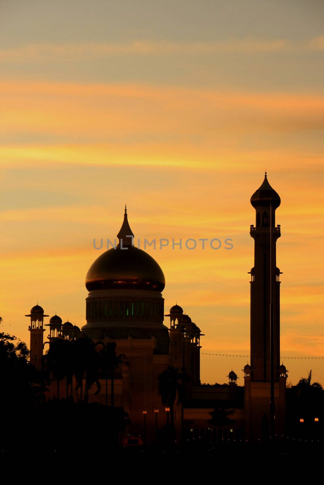 Silhouette of Sultan Omar Ali Saifudding Mosque at sunset, Banda by donya_nedomam