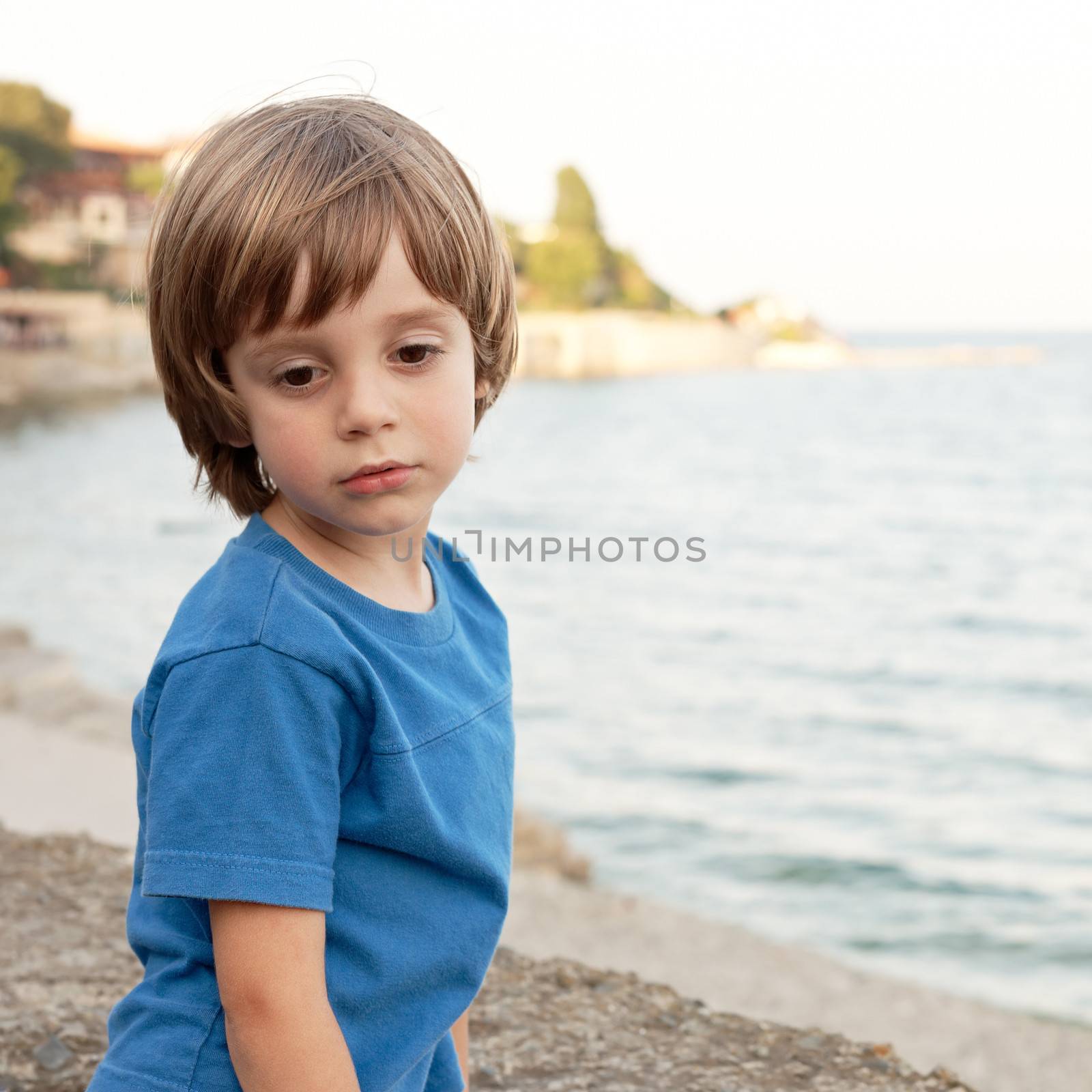 Little boy at the sea shore by ecobo