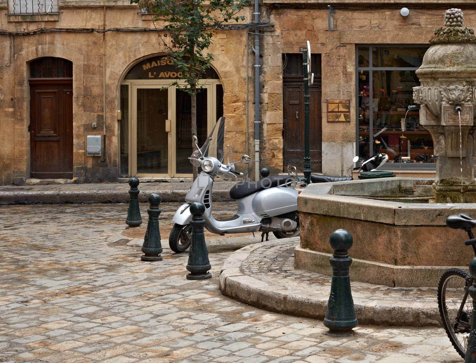 Sunday calmness in Aix en Provence by ecobo