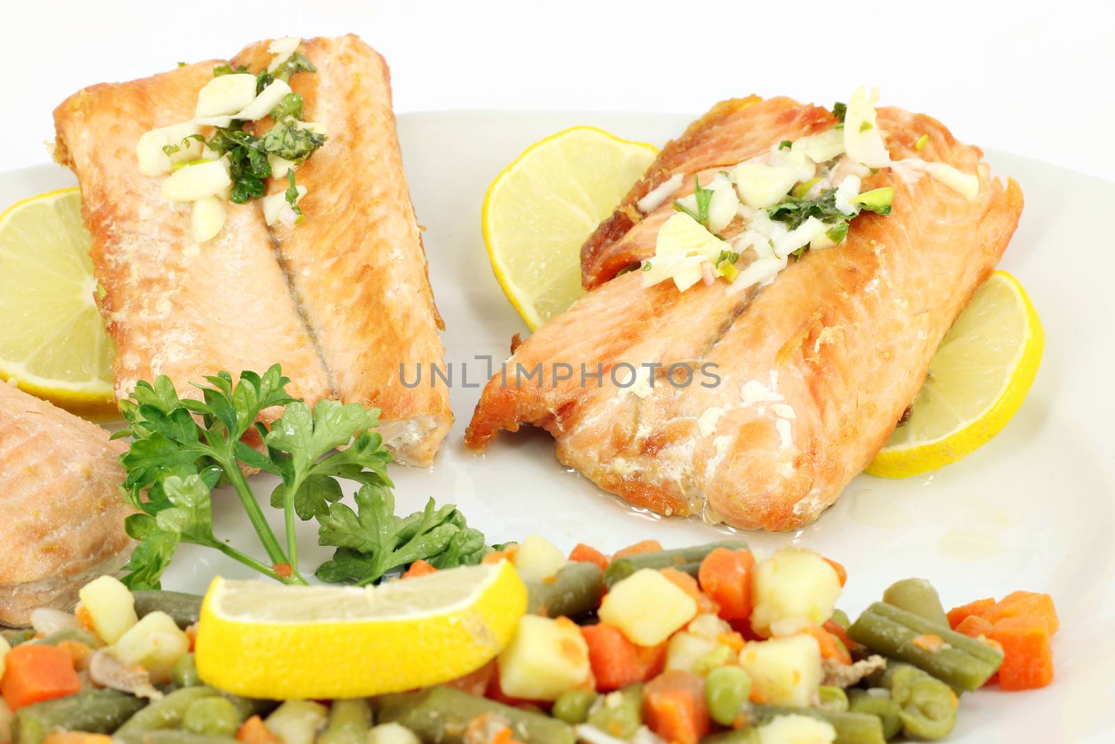 salmon with lemon and vegetables