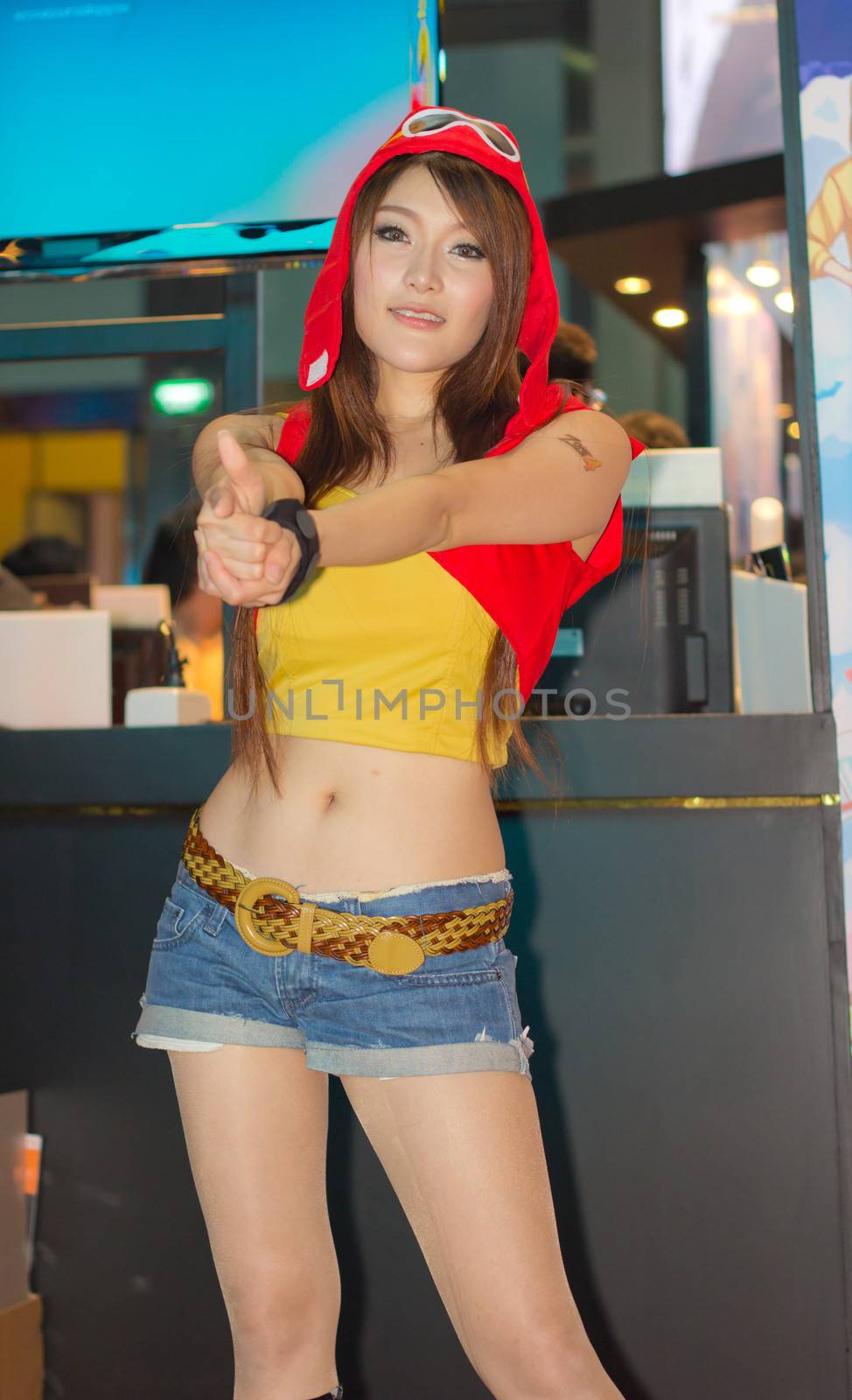 An unidentified Japanese anime cosplay pose in Thailand Game Show BIG Festival 2013 by redthirteen