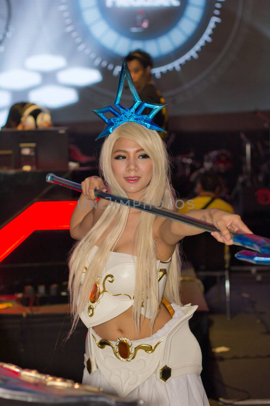 An unidentified Japanese anime cosplay pose in Thailand Game Show BIG Festival 2013 by redthirteen