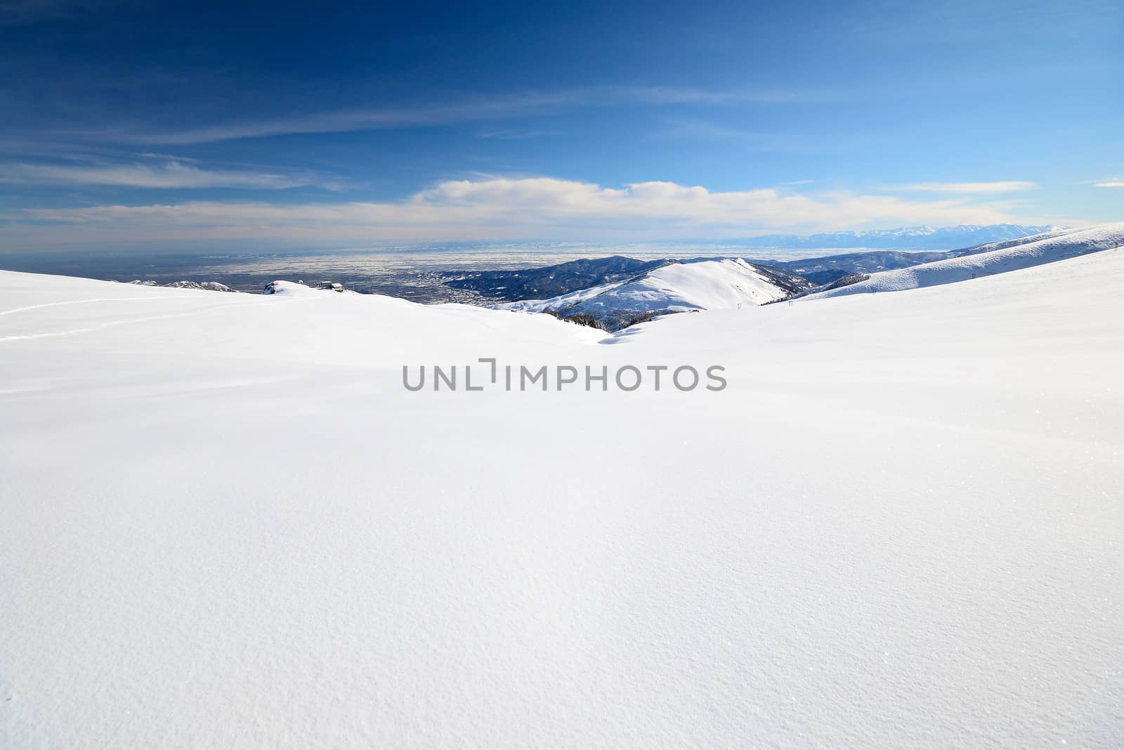 Snowy slope with superb panoramic view by fbxx
