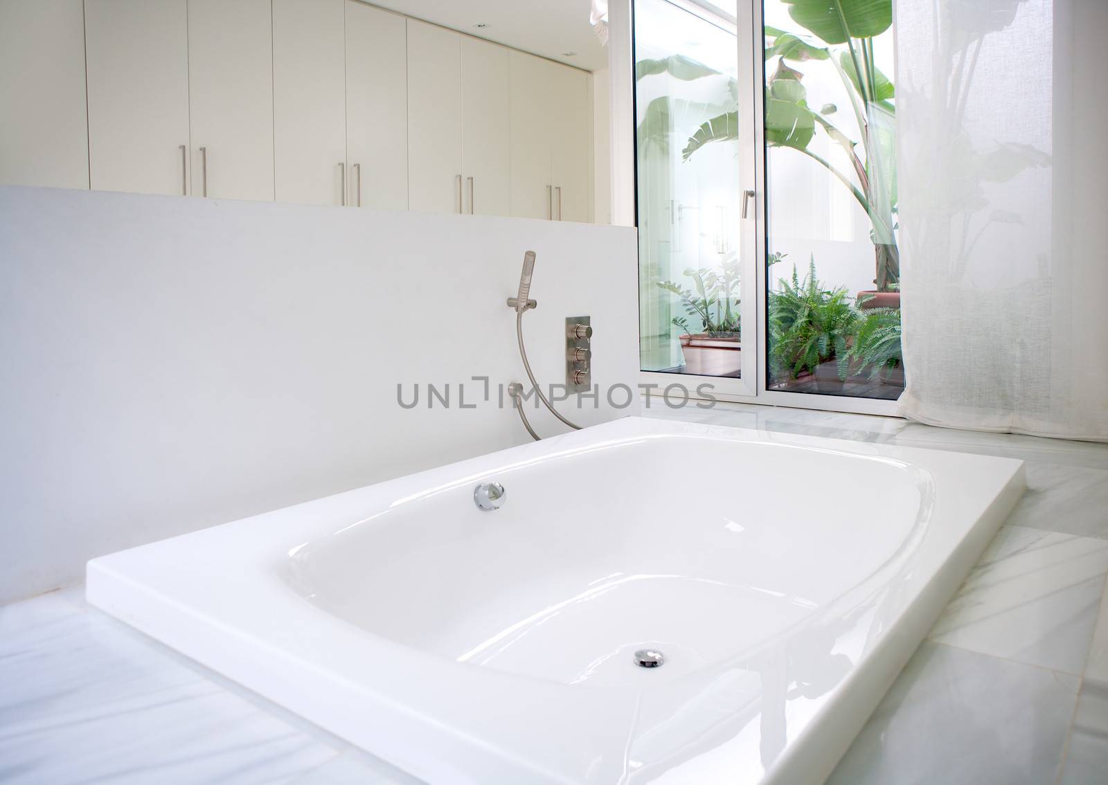 Modern white house bathroom bathtub with courtyard skylight by lunamarina