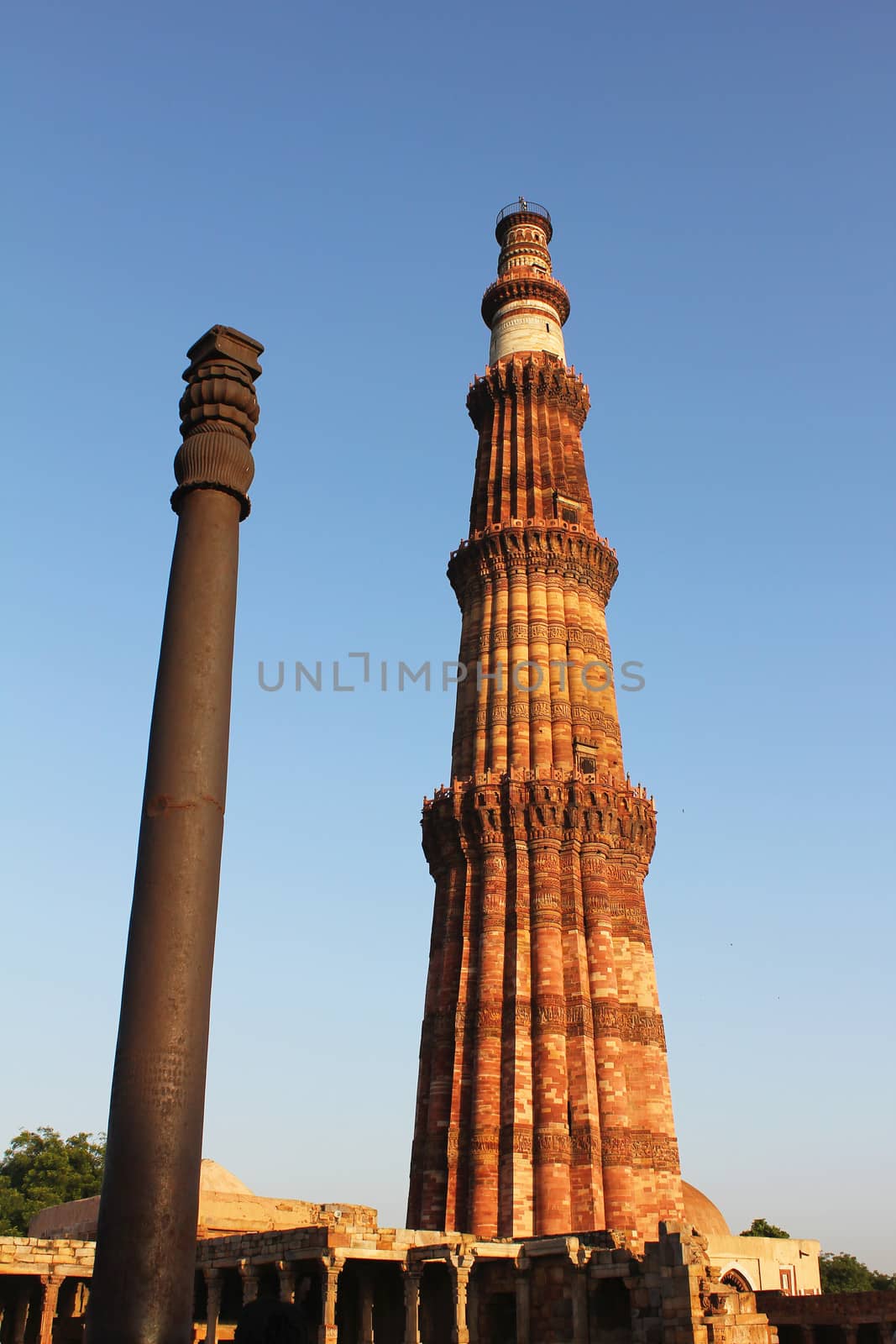 qutub minar with iron pillar 