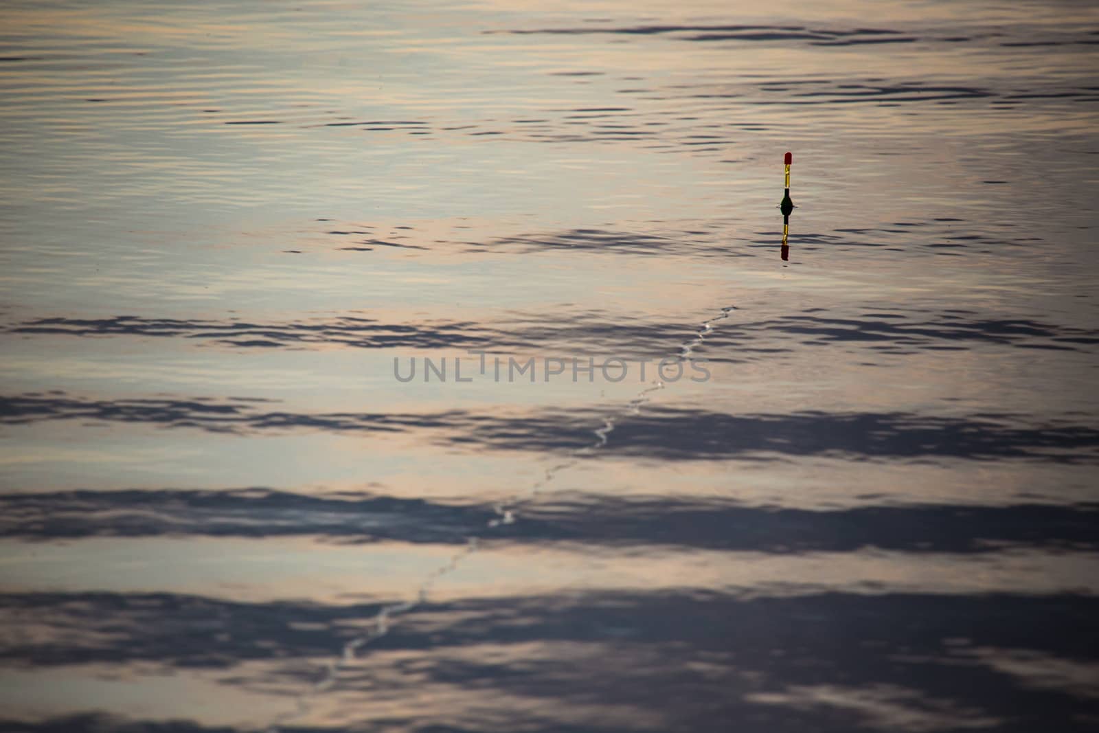 The fishing float in the cristal water