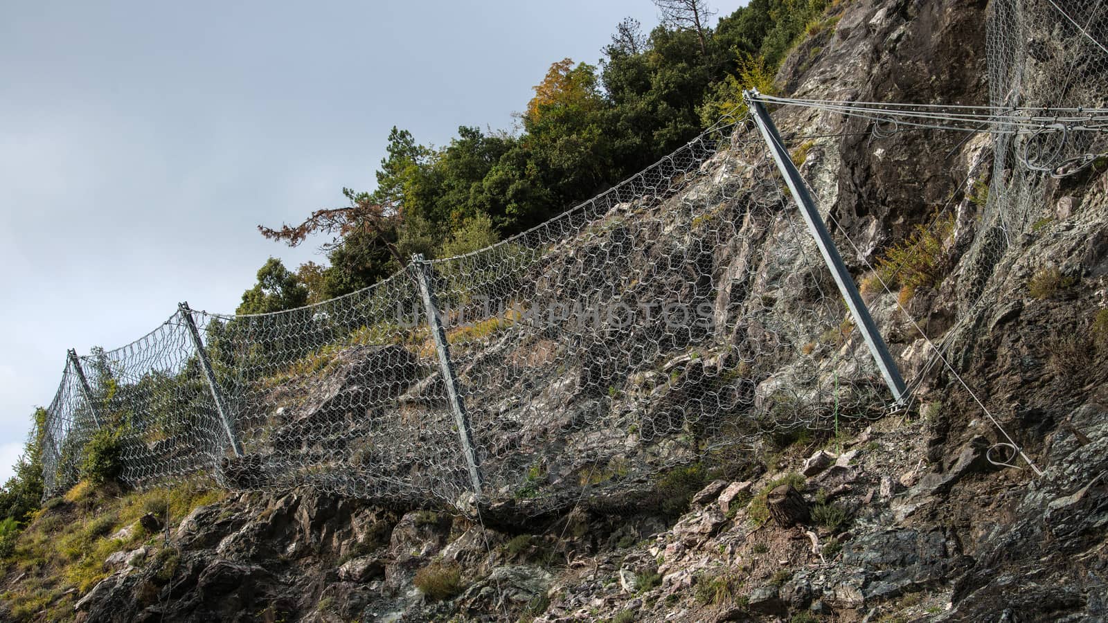wire containment mesh repair constructed for the passage of vehicles by landslides