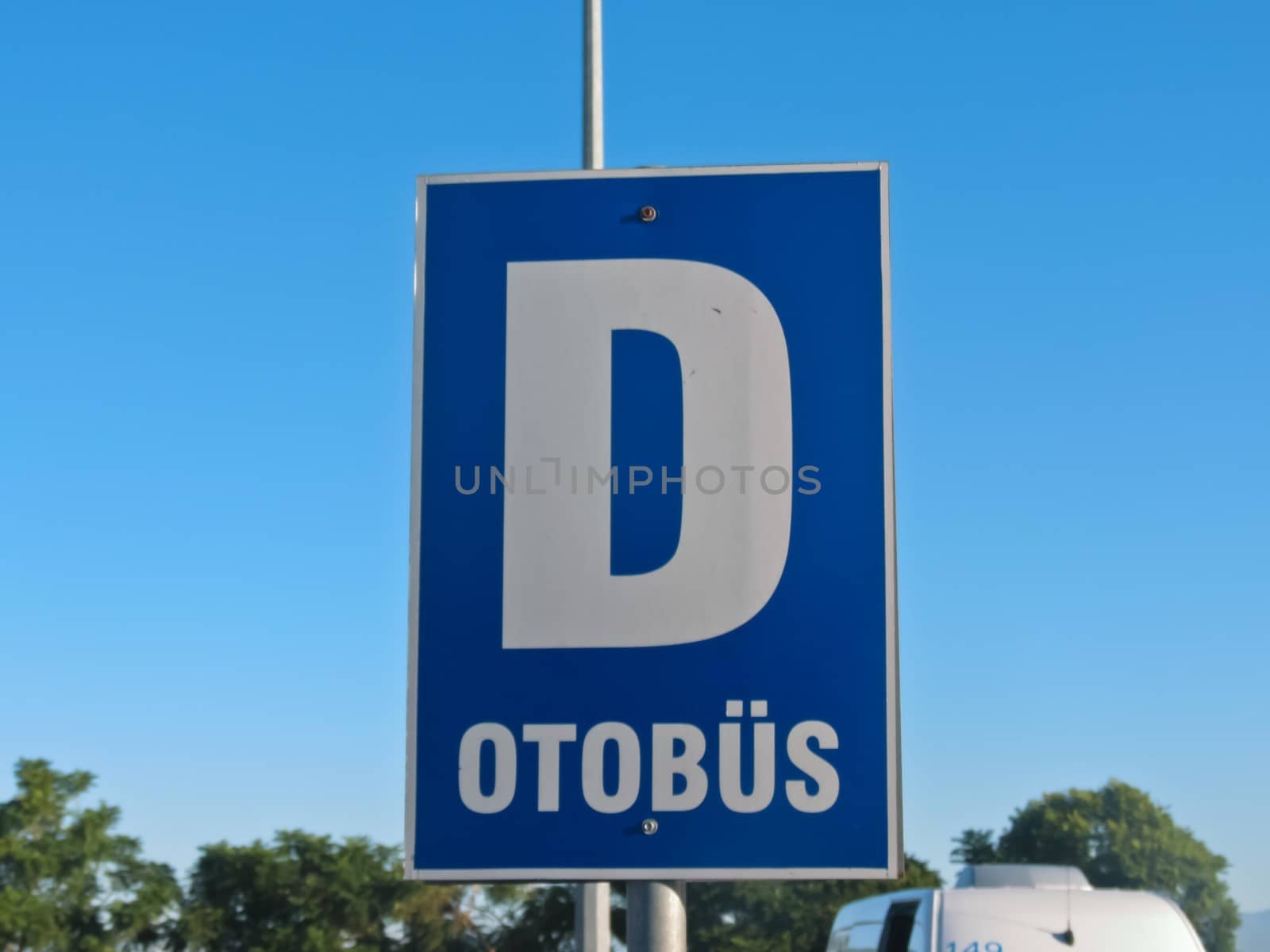 On the background of blue sky dorozhn��y sign kotor��y oboznachaet bus parking