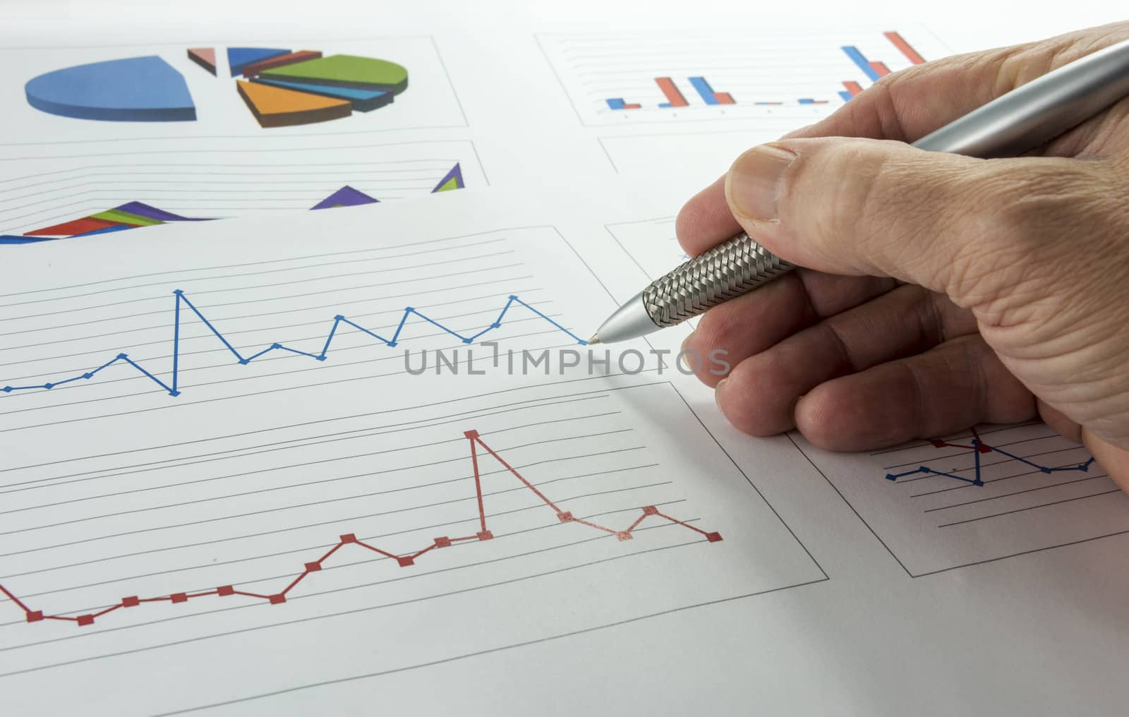 hand with pen making grafics and analyssis