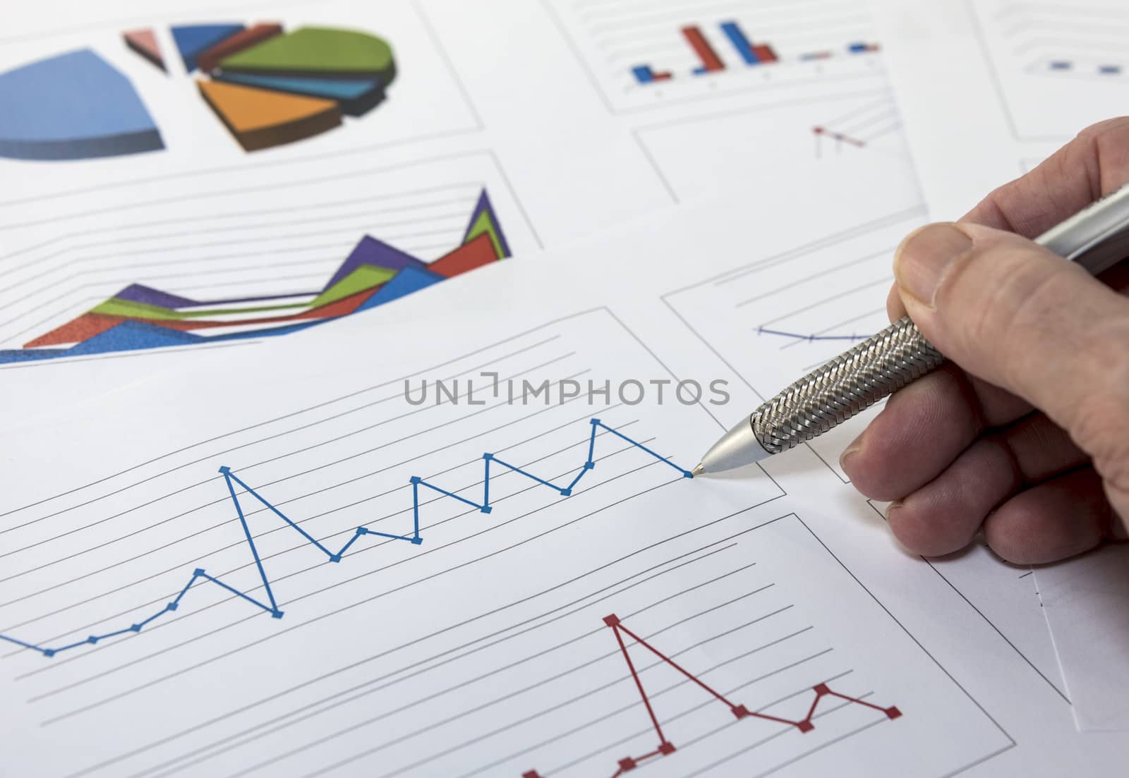 hand with pen making grafics and analyssis
