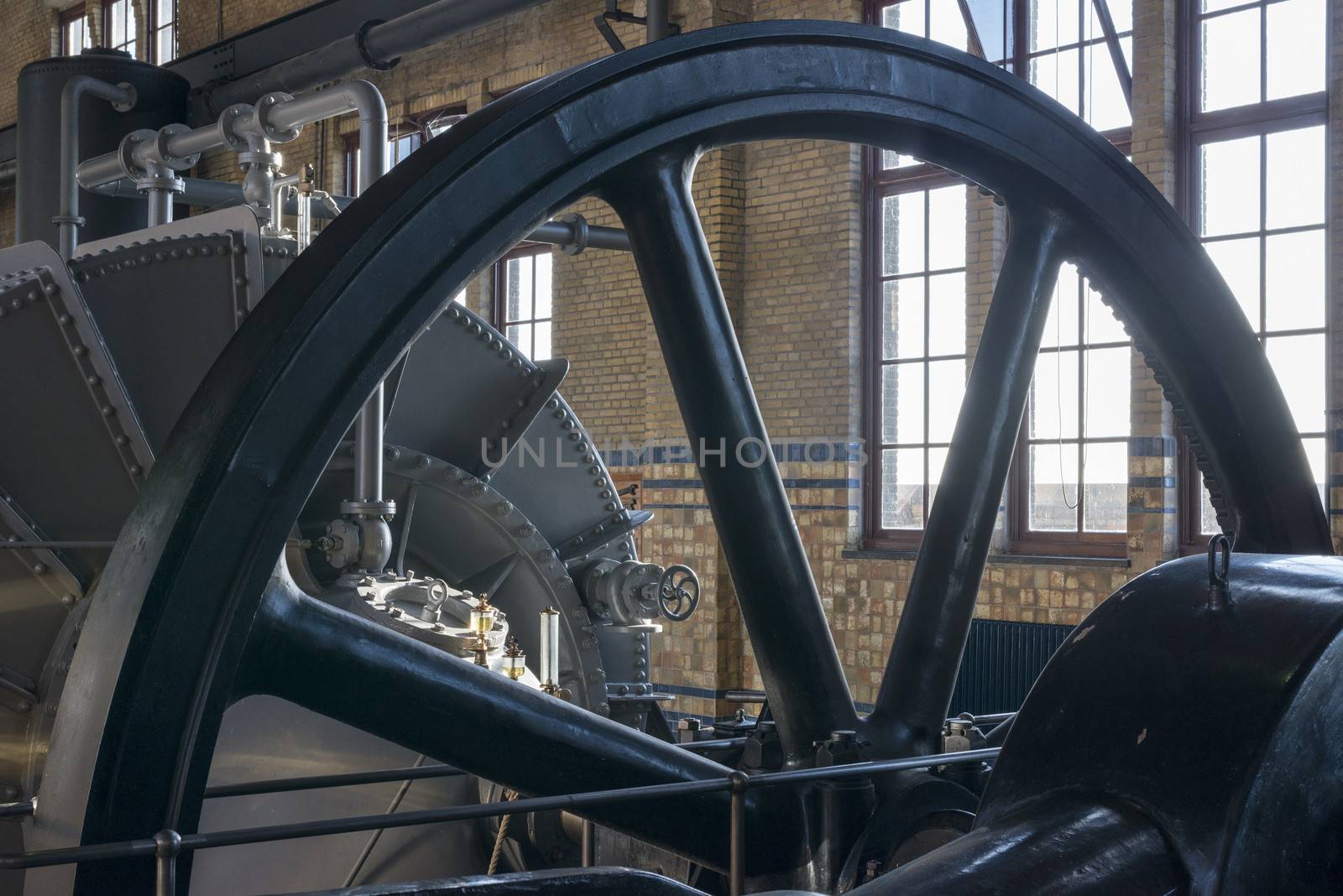 The ir. D.F. Woudagemaal in Lemmer,on the world heritage list, opened in 1920 by Queen Wilhelmina, is the largest steam-driven pumping station in the world still in use.Even today the monumental pumping station ensures that the people keep their feet dry during high water