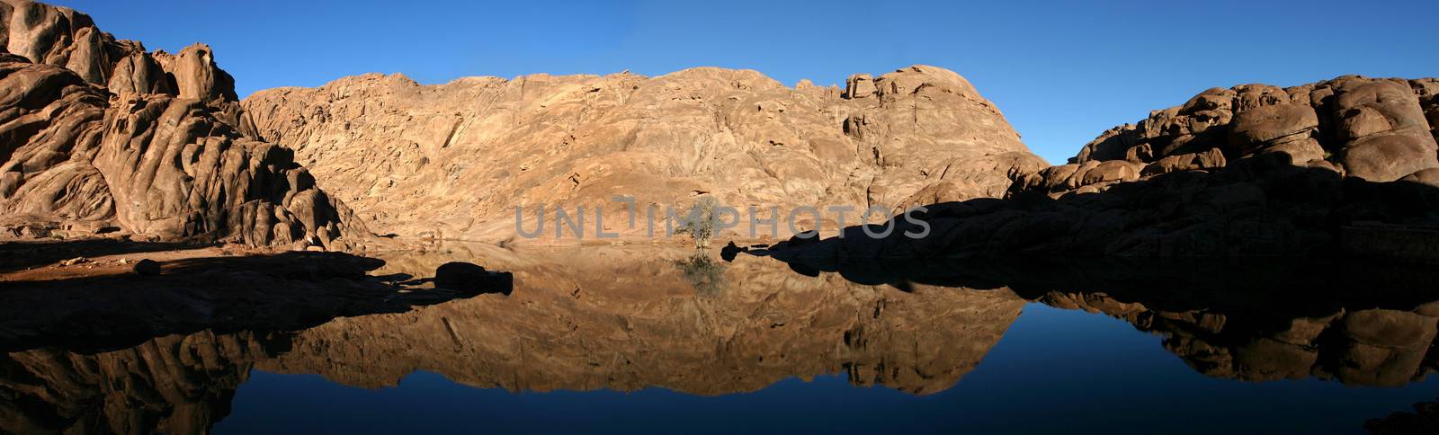 Wonderful lake in the desert of Sinai by watchtheworld