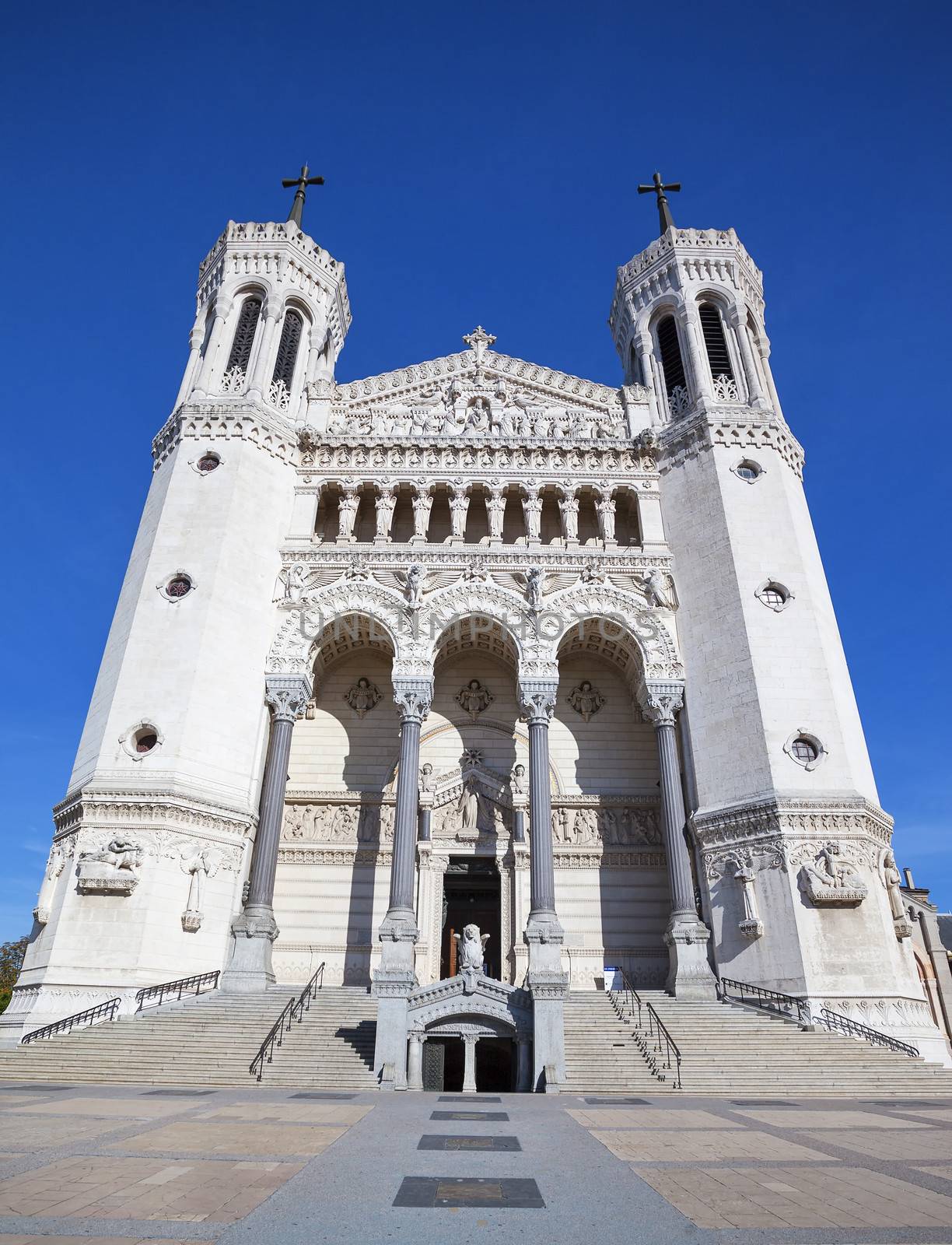 Vertical view of Notre Dame de Fourviere by vwalakte