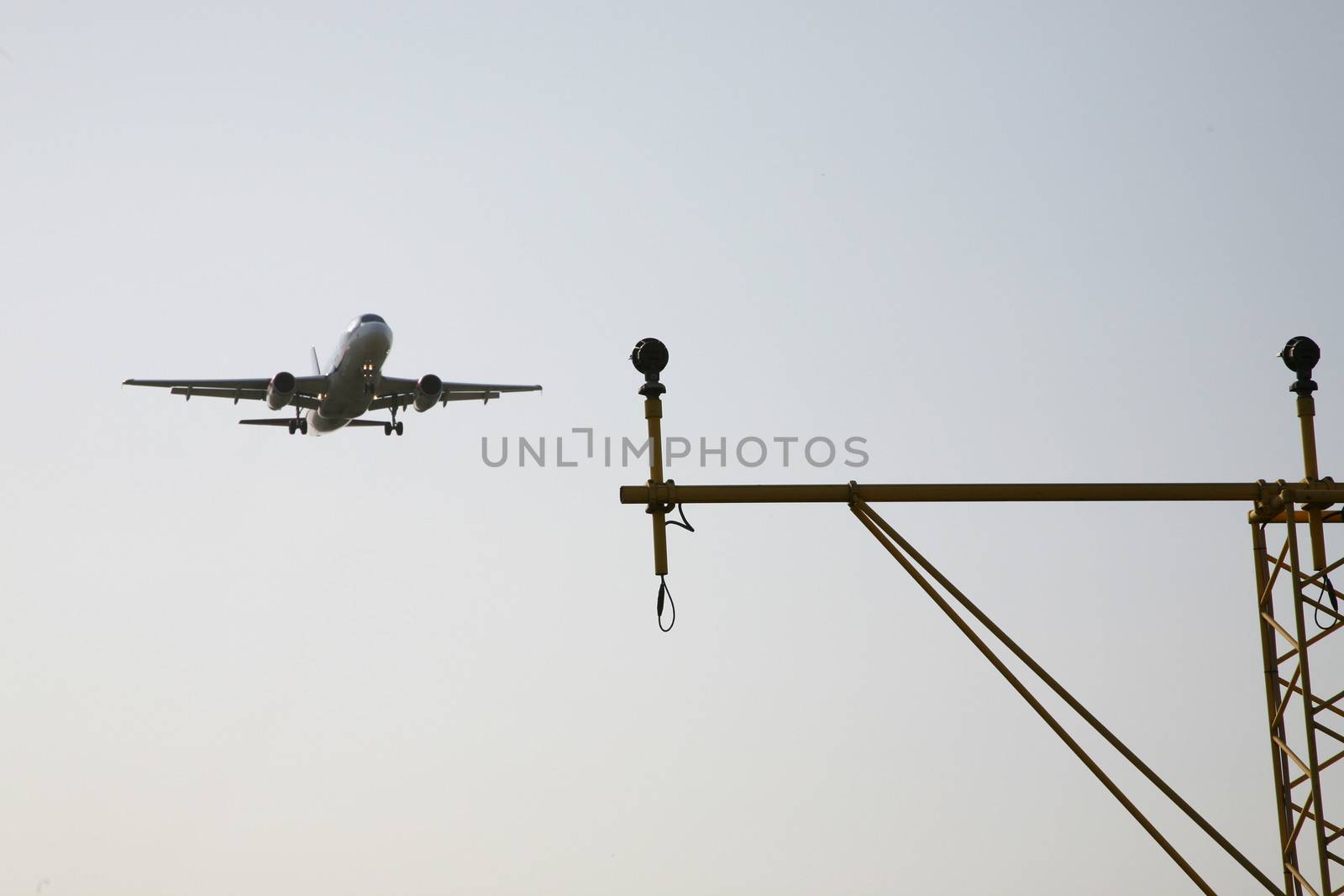 landing lights and a plane at the airport of HeathRow à Londres