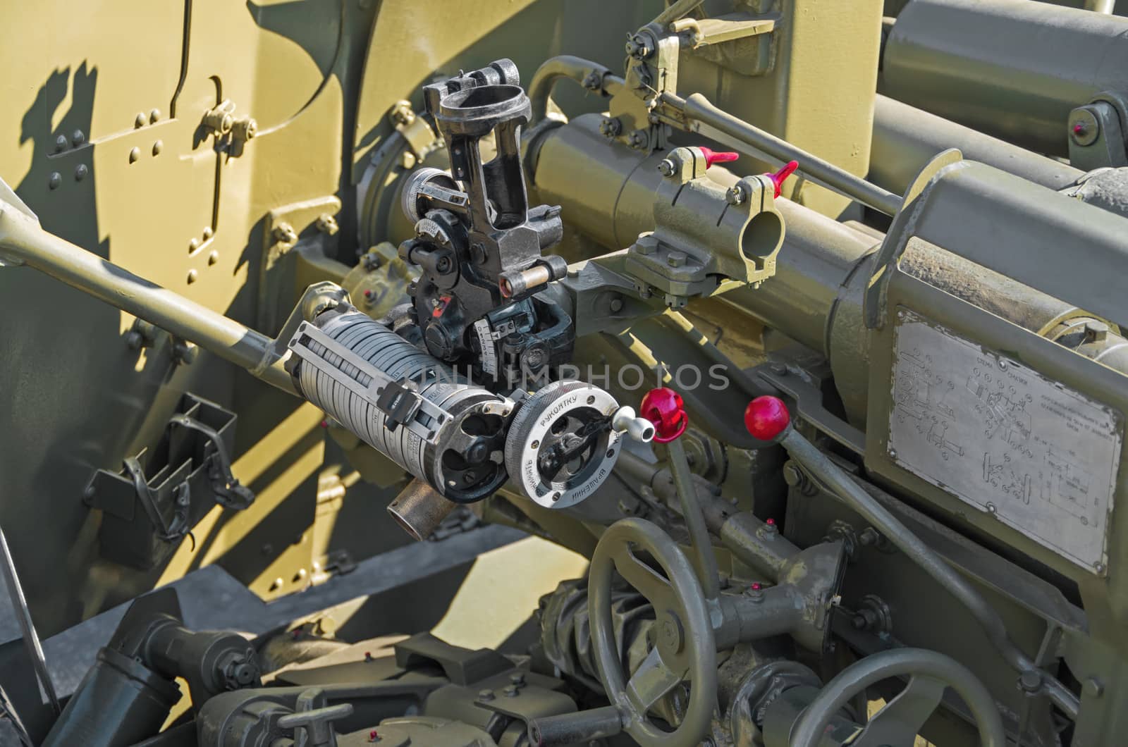 Picture the breech and targeting system of the Soviet howitzer cannon.