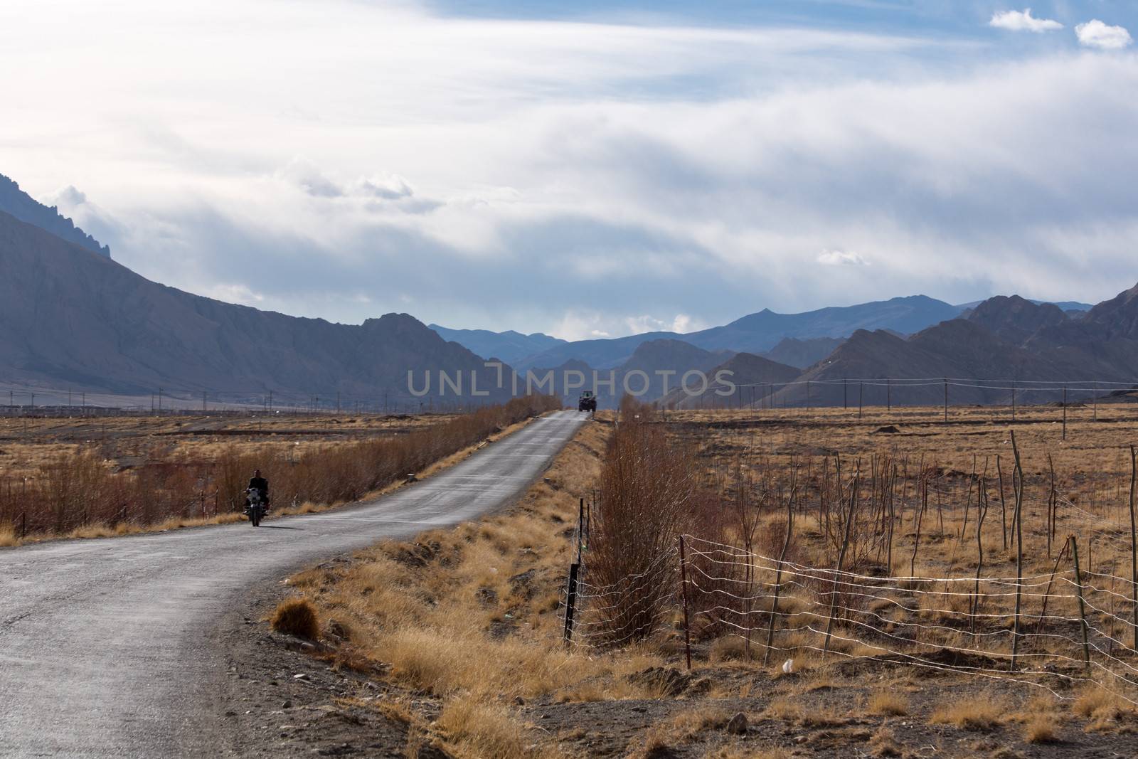 The road of Friendship in Tibet - Going to Kathmandu by watchtheworld