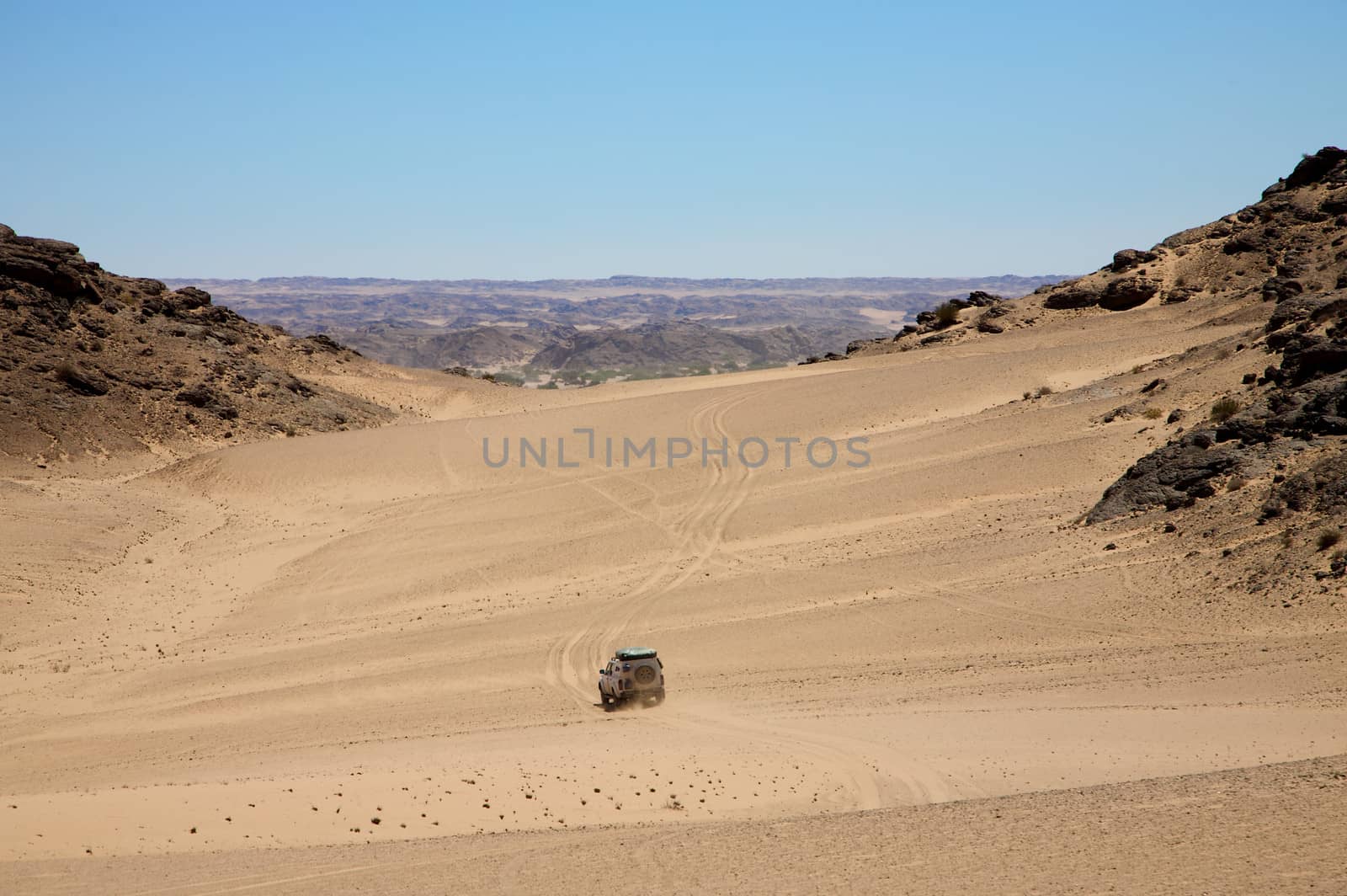 4x4 in the desert by watchtheworld