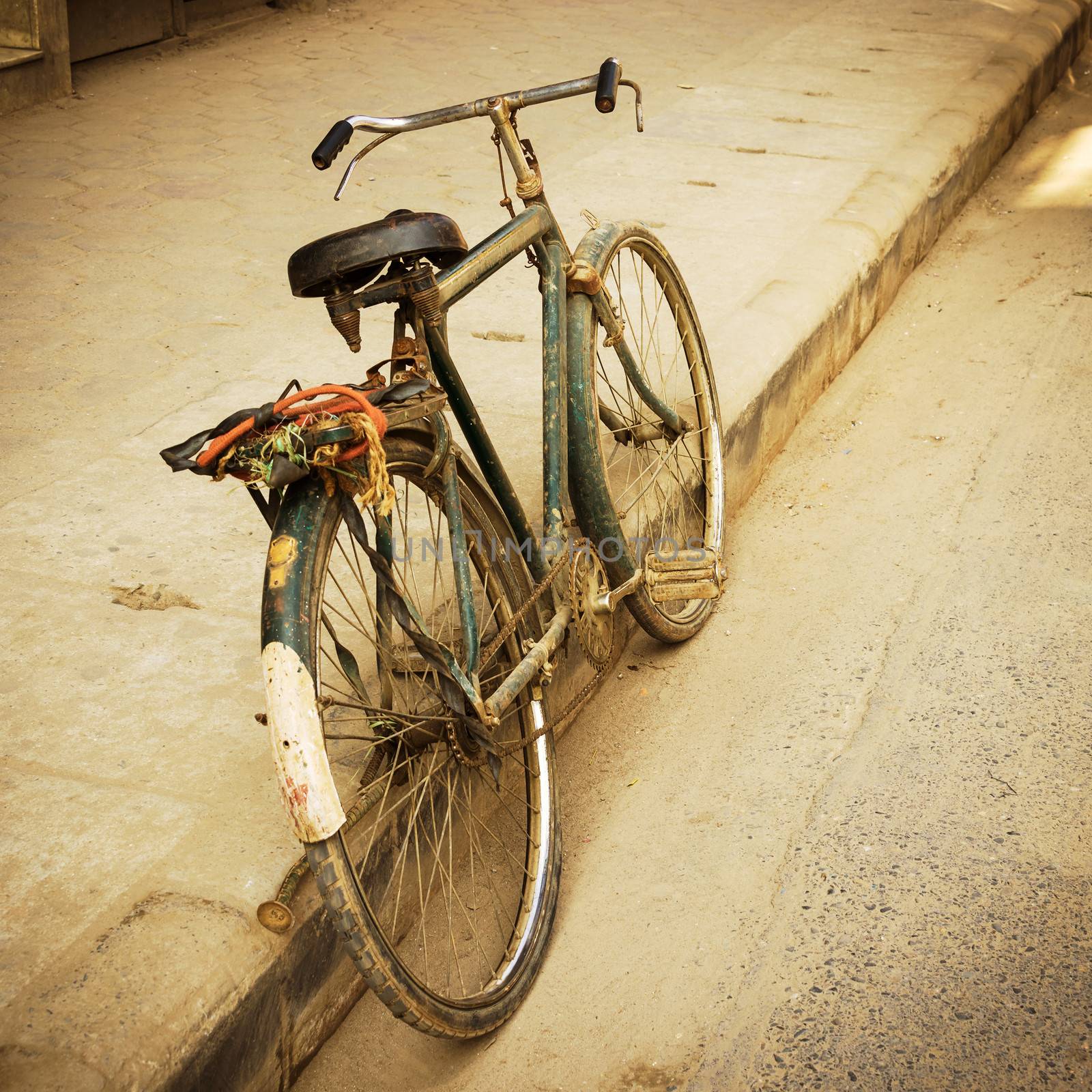 Old bicycle by dutourdumonde