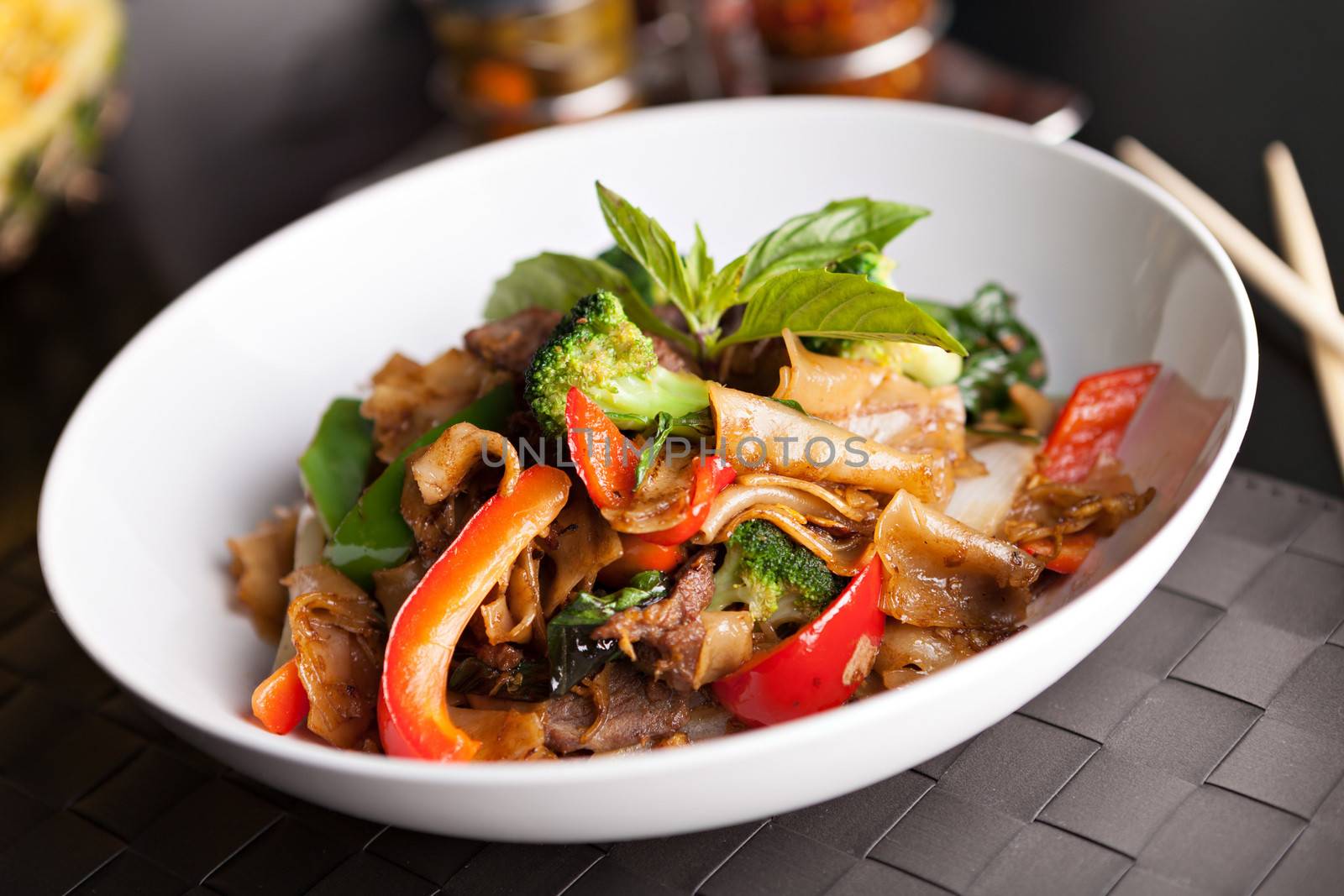 Pad kee mao drunken noodle thai disk with beef and mixed vegetables.