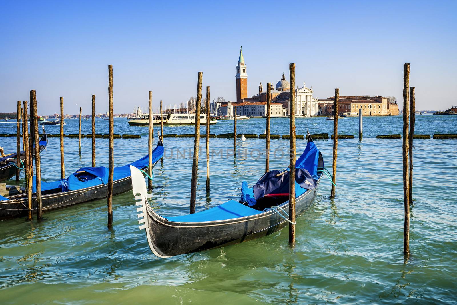 Gondolas in Venezia by ventdusud