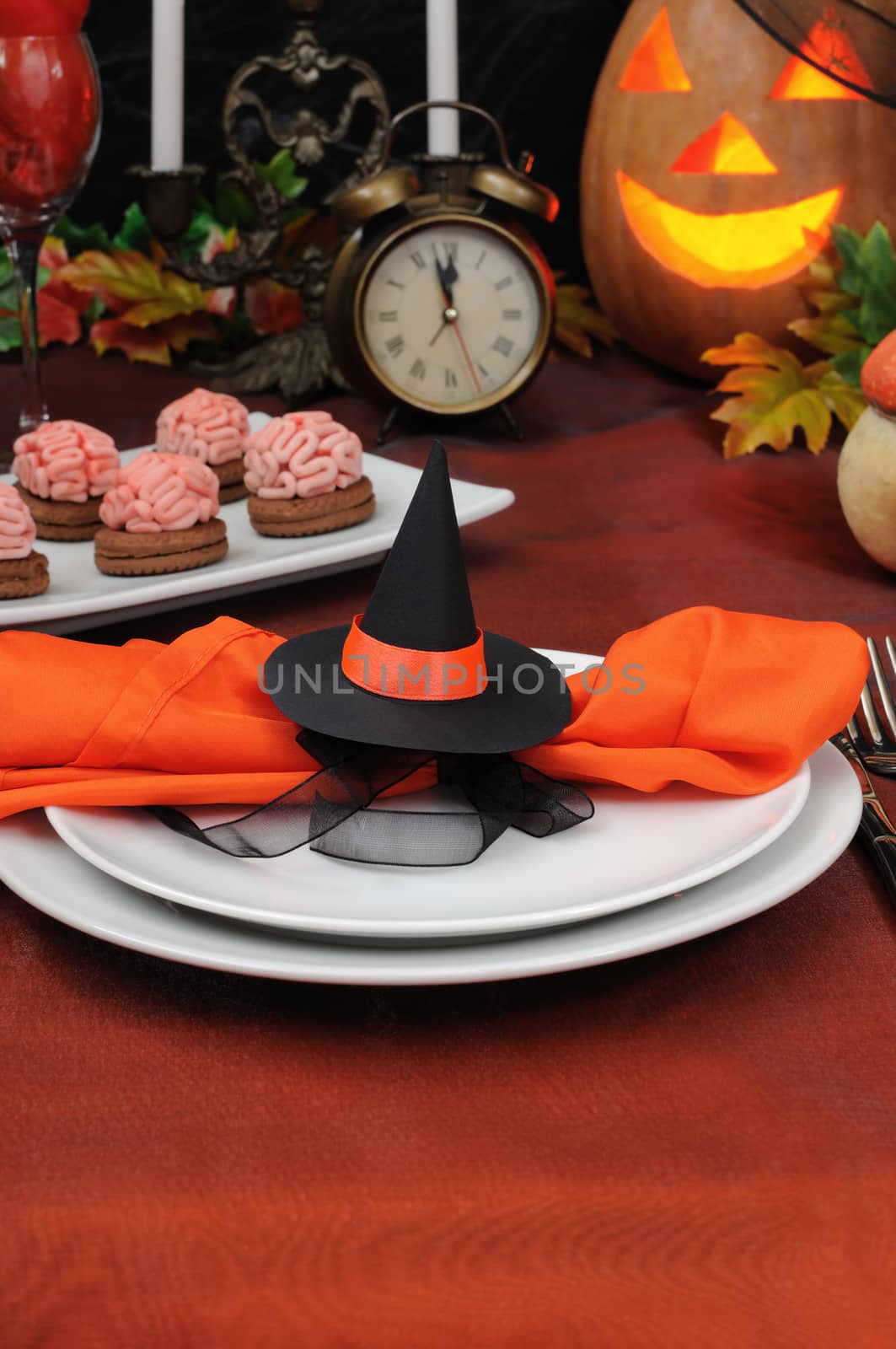 Napkin related witch hat for Halloween by Apolonia