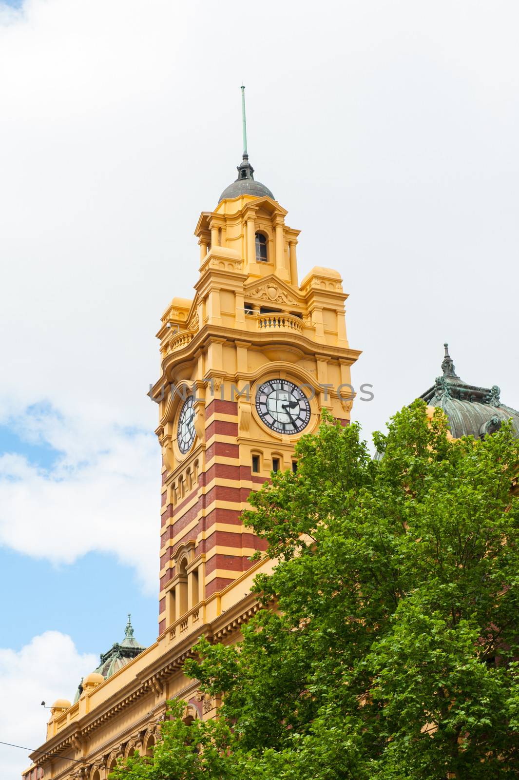 Flinders Street Station by fyletto