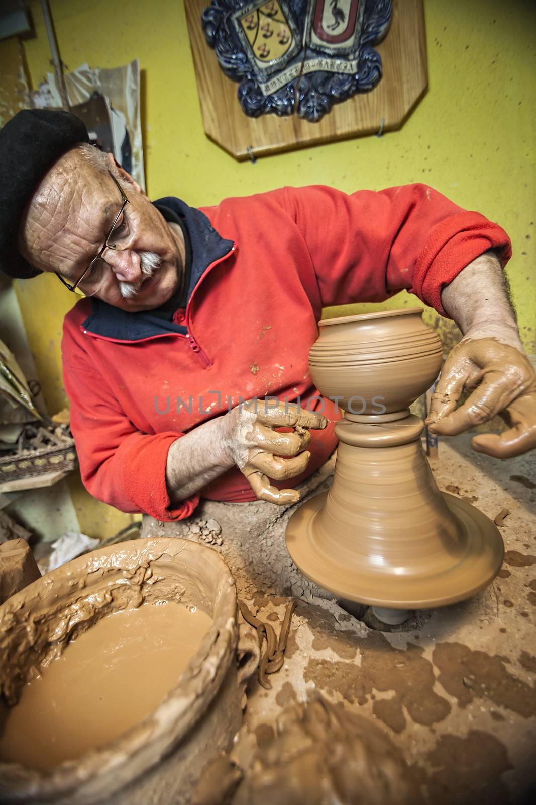 Potter's lathe by removing a piece of mud with a thin rope, clay pottery ceramics typical of Bailen, Jaen province, Andalucia, Spain