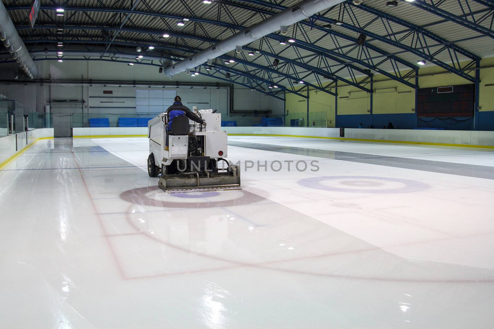 ice resurfacer clean ice in skating rink