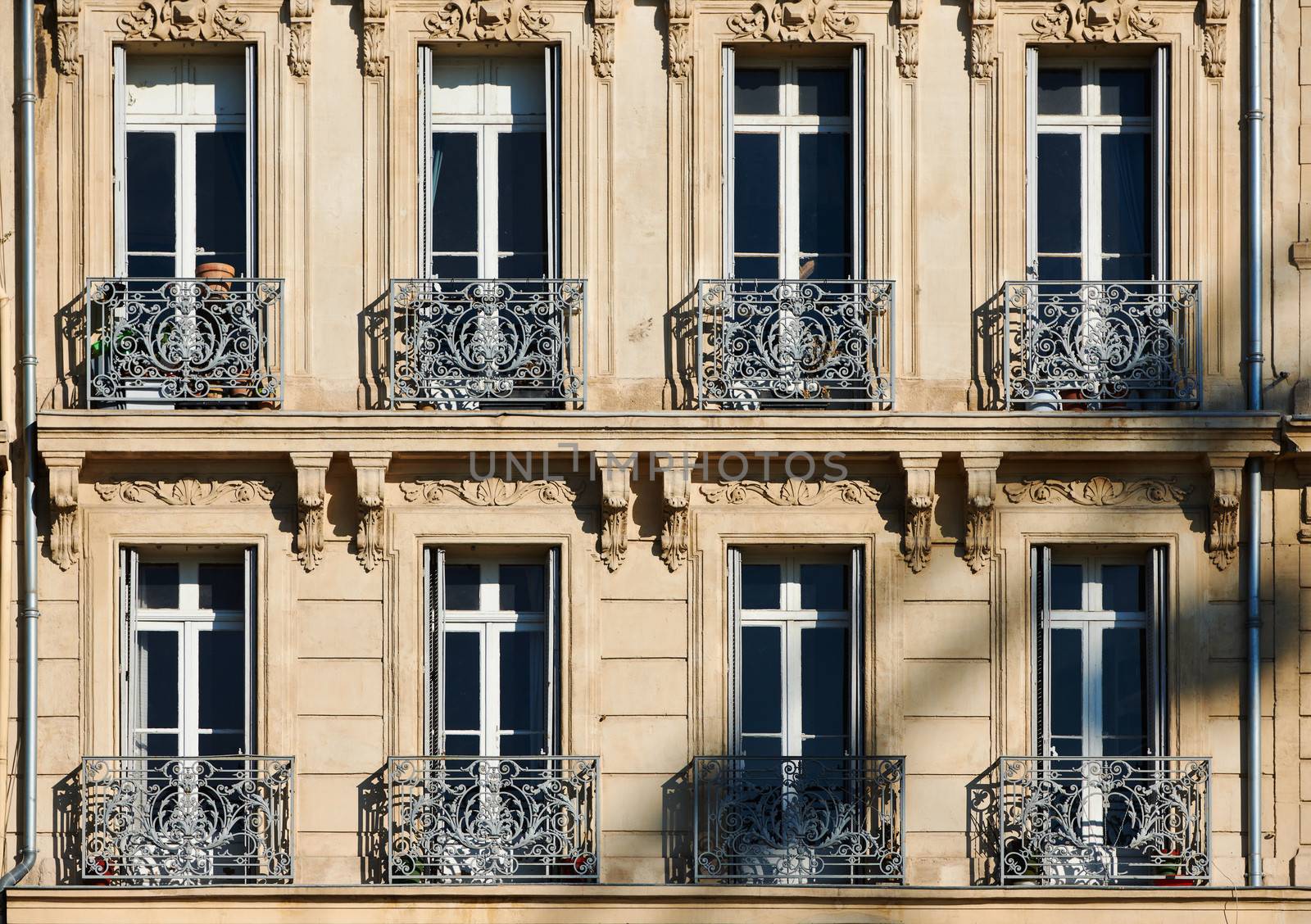 Classic windows in Marseille by ecobo