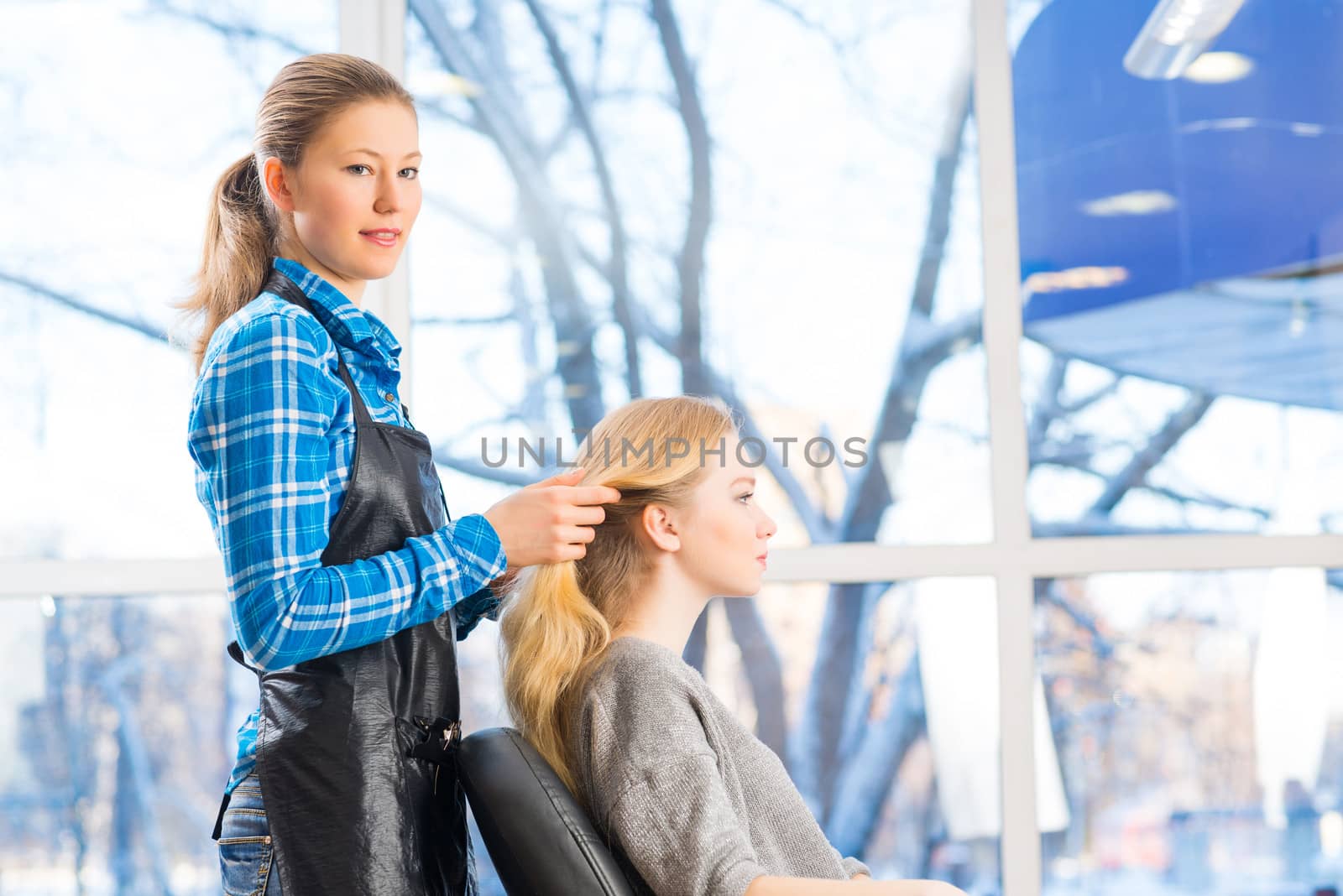 young attractive woman hairdresser hairstyle customer picks