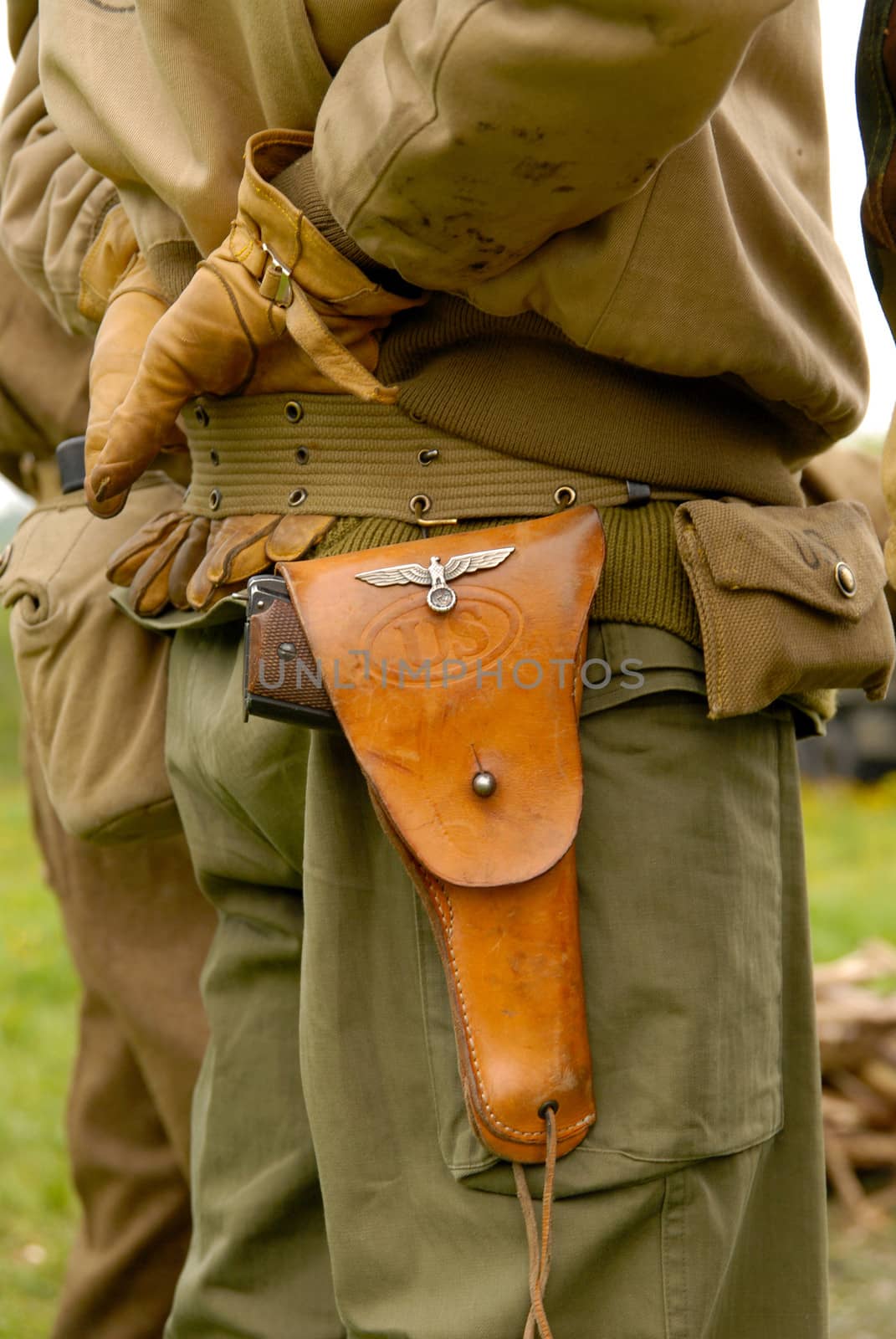 a soldier with world war two gun,he have a gloves