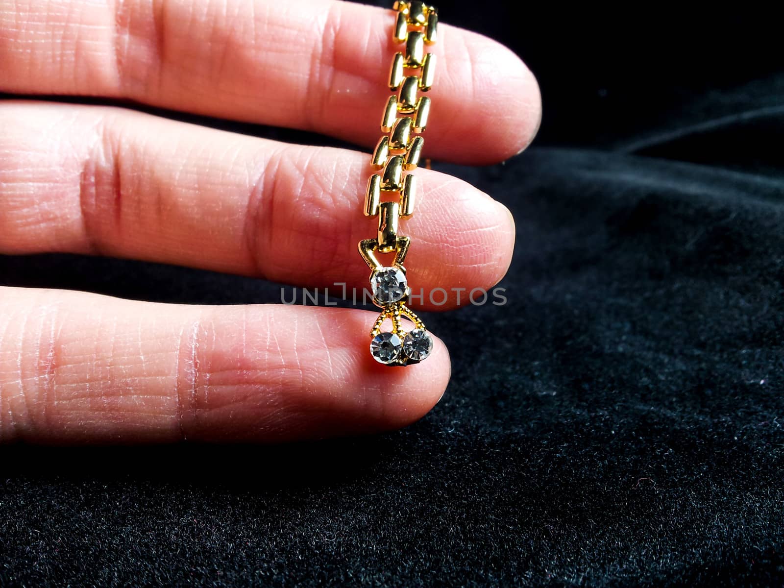 Golden jewelry with diamonds by Arvebettum