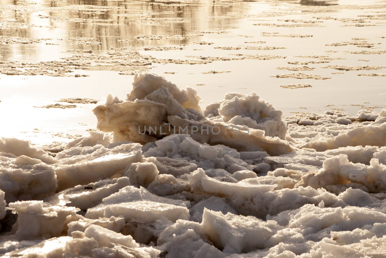 Drifting ice floes in the Elbe