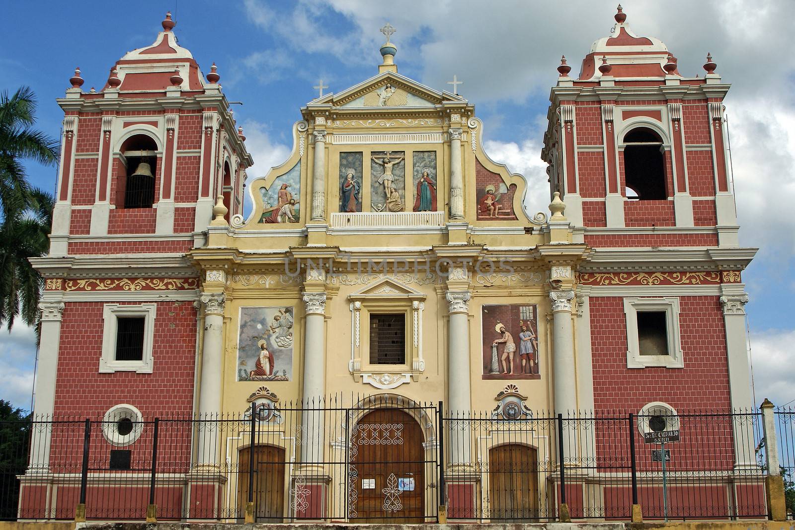 Church, Leon, Nicaragua by alfotokunst