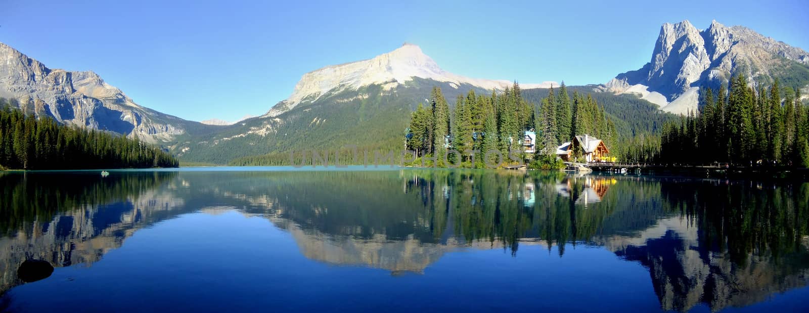 Panorama of Emerald Lake, Yoho National Park, British Columbia,  by donya_nedomam