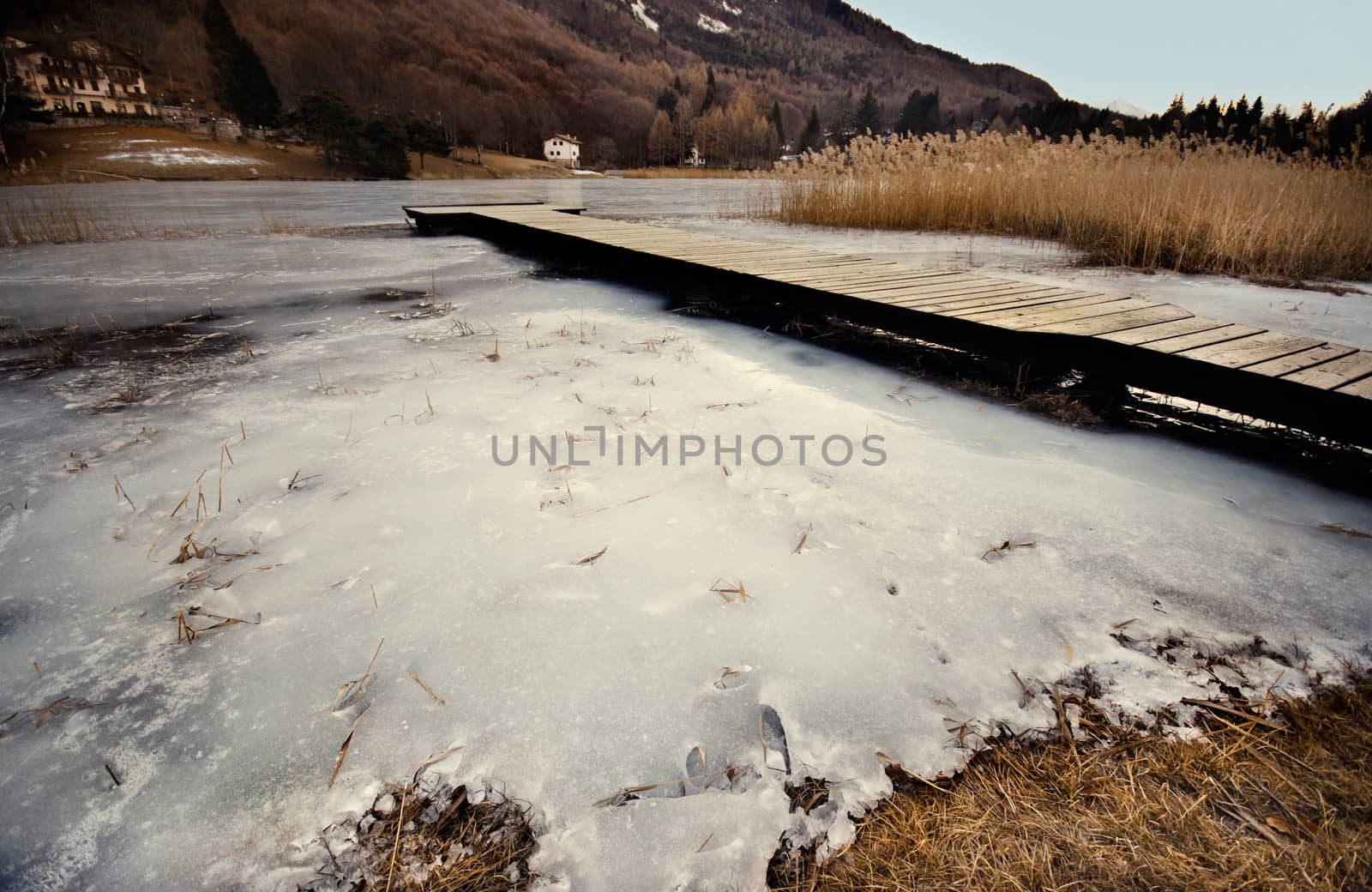 Frozen lake by sognolucido