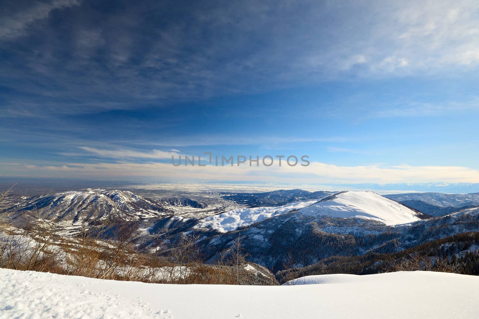 Snowy slope with superb panoramic view by fbxx