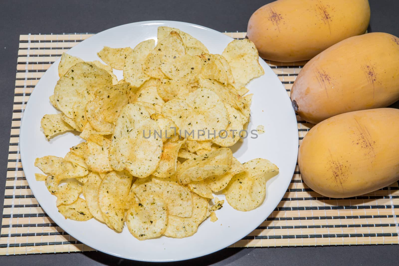 Fried potatoes, cut into pieces, mixed spices.